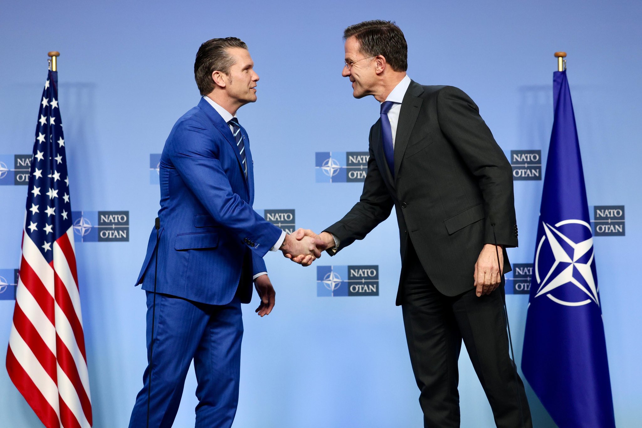 Mark Rutte saluda al secretario de Defensa de EEUU, Pete Hegseth.