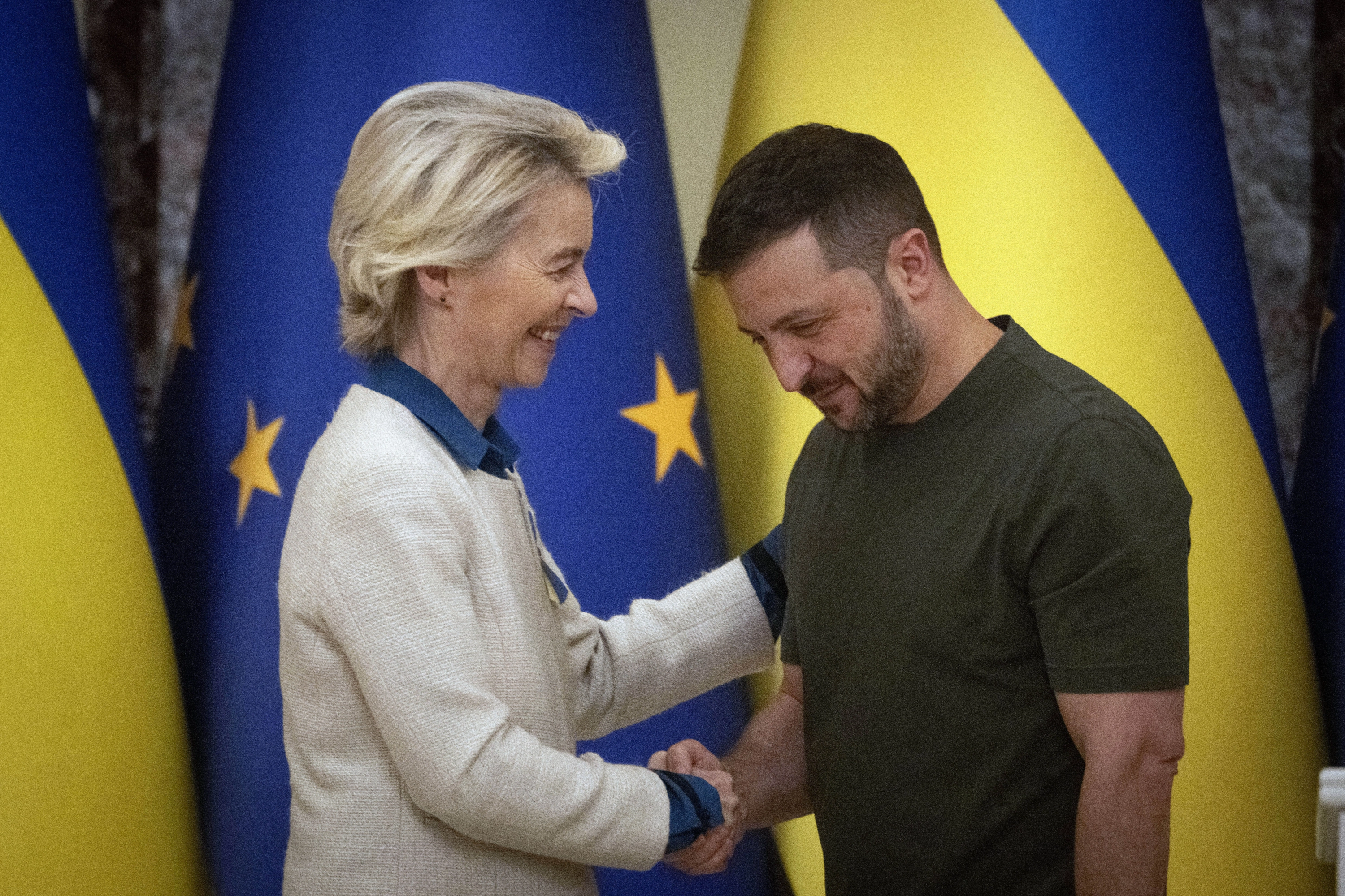 La presidenta de la Comisión Europea, Ursula von der Leyen y el presidente ucraniano, Volodímir Zelenski.