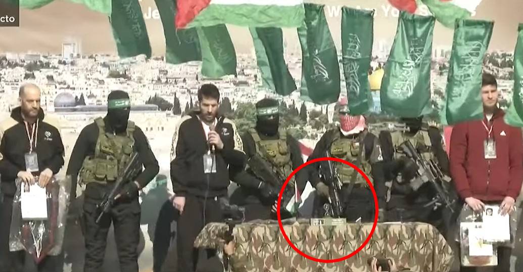 Sobre la mesa situada en el escenario de la liberación de los rehenes ha podido verse un reloj de arena, regalo de Hamás, con el mensaje "El tiempo se está agotando".