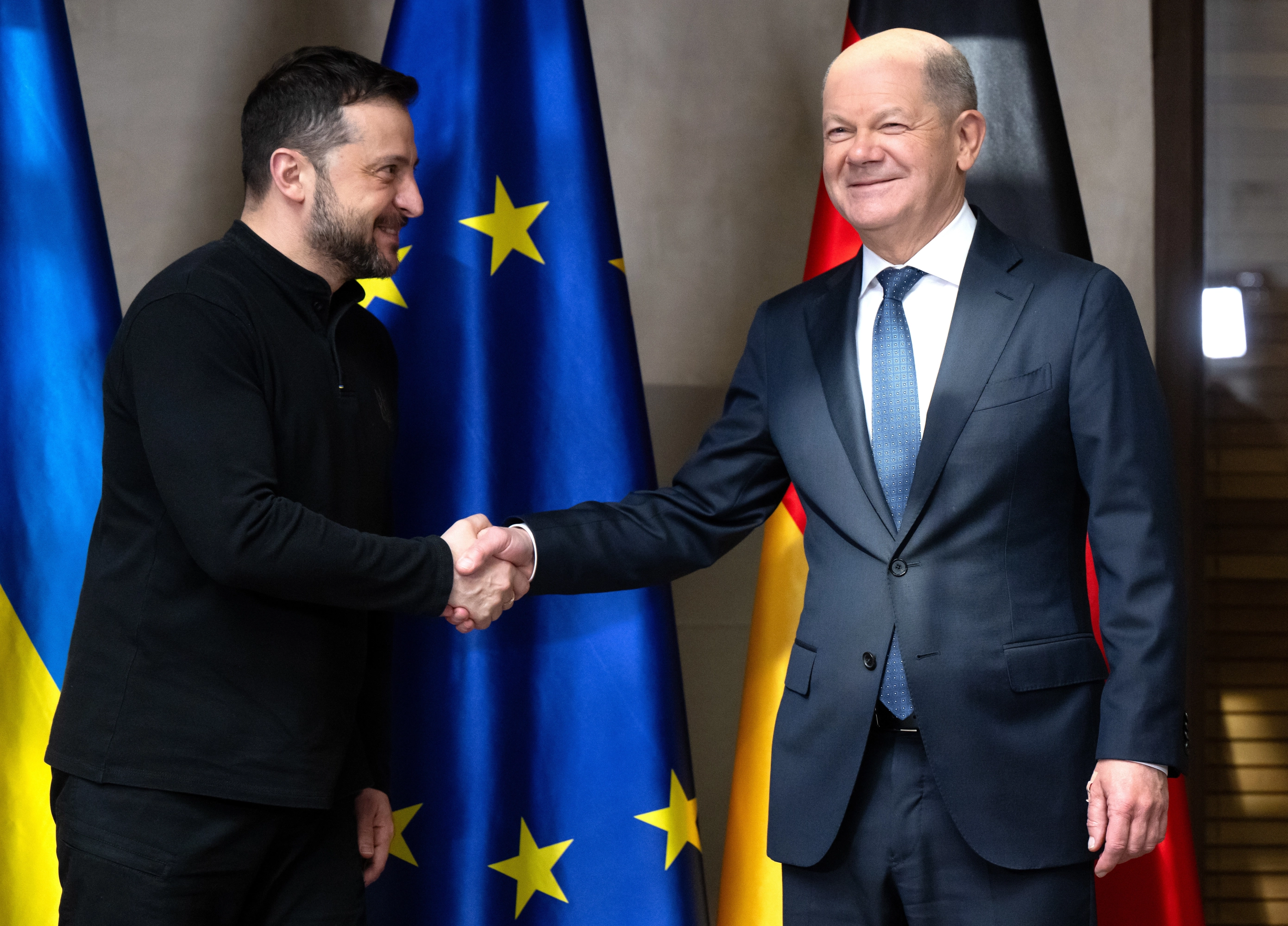 Volodimir Zelenski y Olaf Scholz se estrechan la mano este sábado en Múnich.