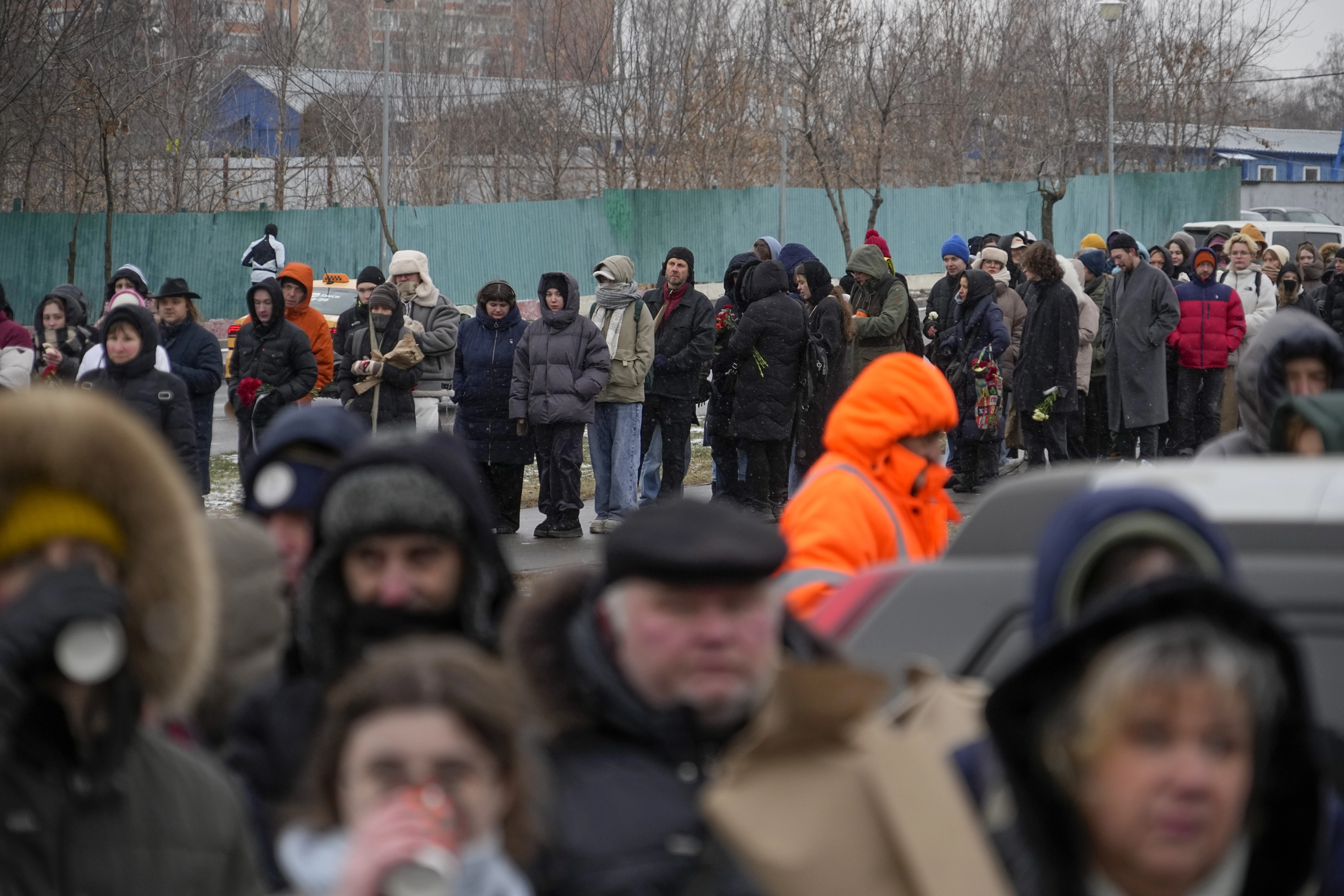 Cientos de personas se acercan a la tumba del líder opositor Alexéi Navalni.