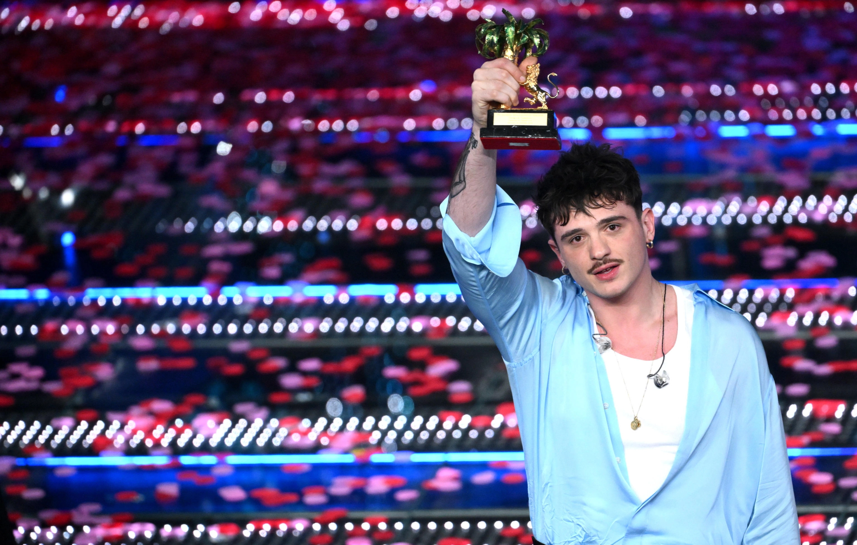 Olly, con el trofeo de ganador del festival de Sanremo.