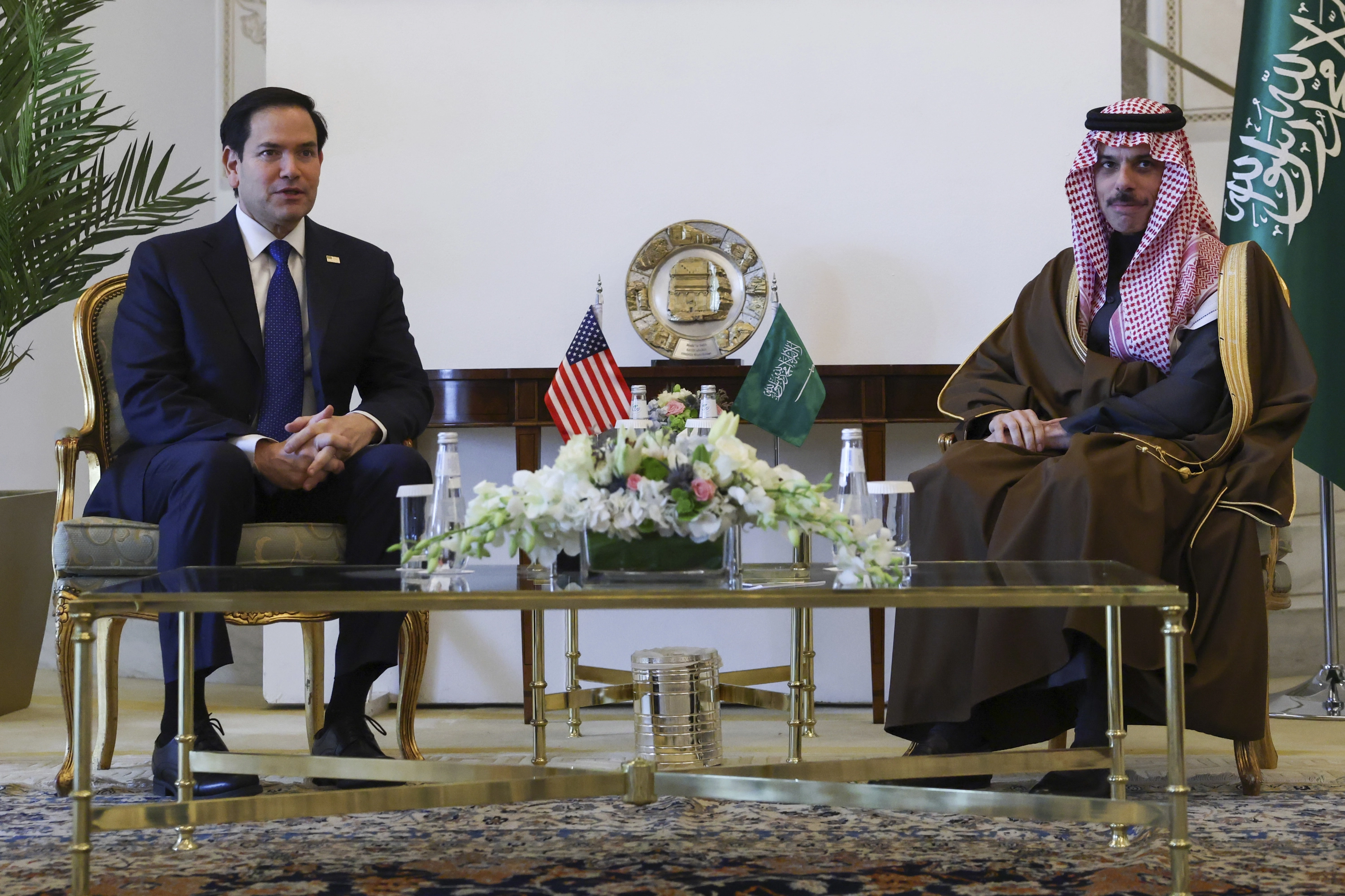 El secretario de Estado de los Estados Unidos, Marco Rubio, y el ministro de Exteriores saudí, Faisal bin Farhan.