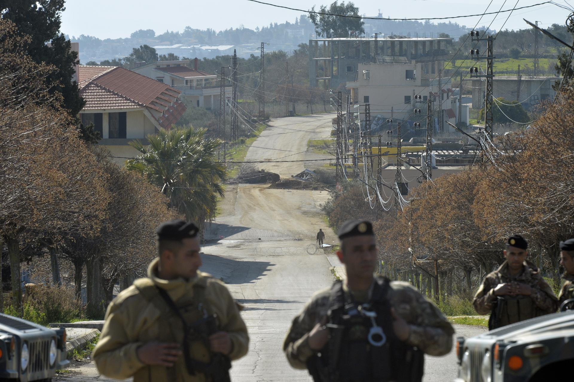 Una carretera cortada por militares en el Líbano.
