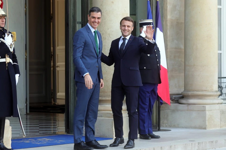 Sánchez y Macron, este lunes en París.