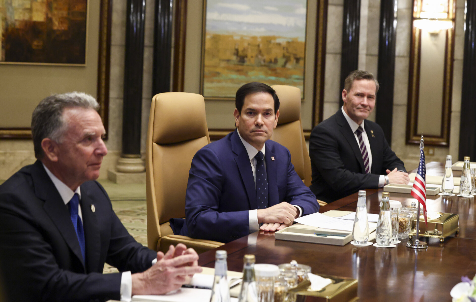 Marco Rubio, en el centro, con Waltz al fondo.