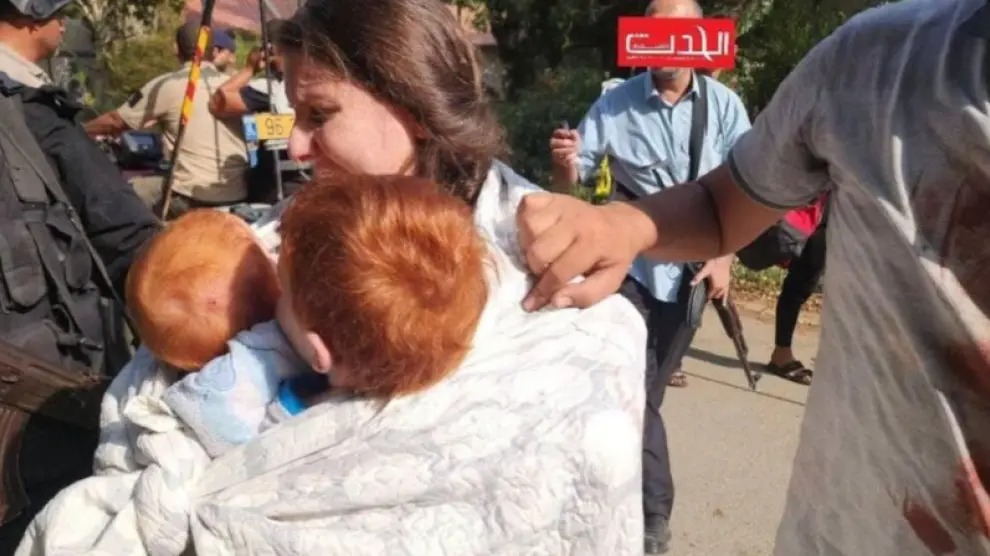 Shiri Bibas junto a sus pequeños en el momento del secuestro el 7 de octubre de 2023.