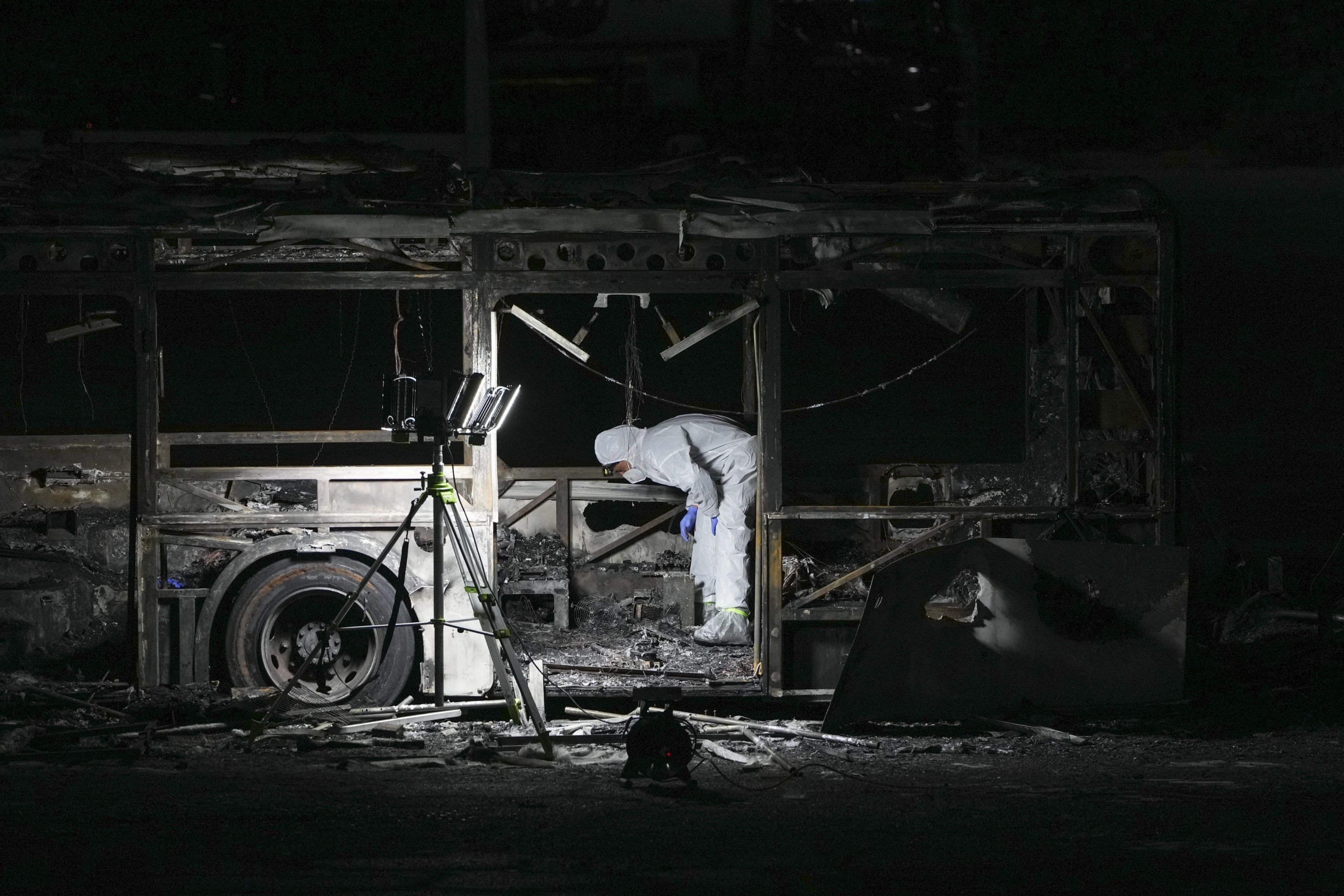Dos de los autobuses que han ardido tras la explosión de varios artefactos este jueves en Bat Yam.