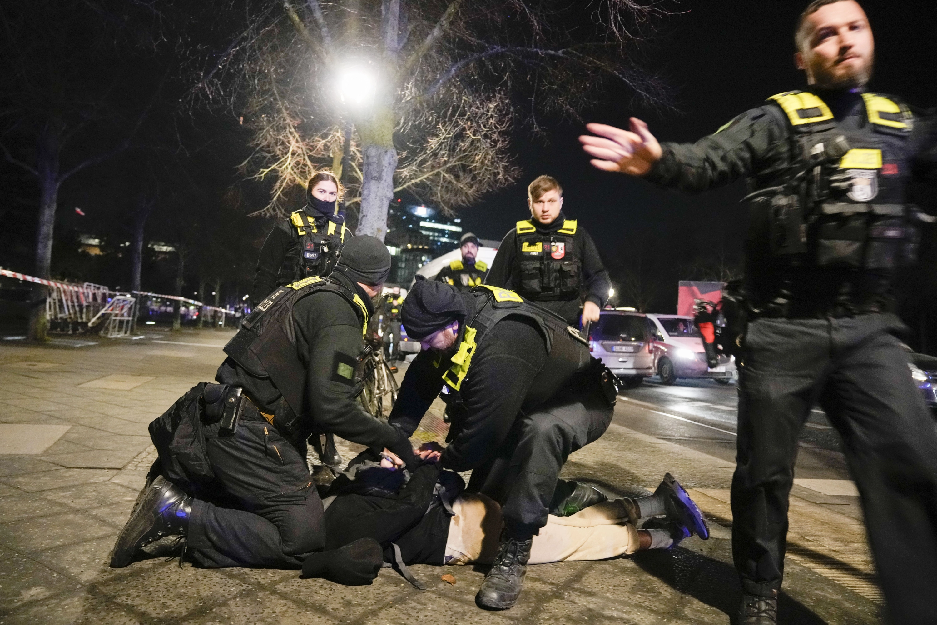 Momento en el que agentes de la Policía detienen a un hombre junto al monumento conmemorativo del Holocausto en Berlín.