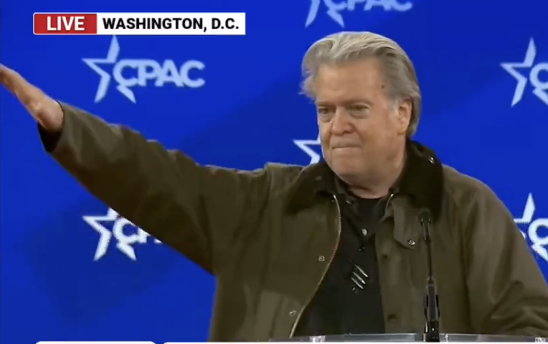 Steve Bannon, ideólogo de Trump, haciendo el saludo nazi.