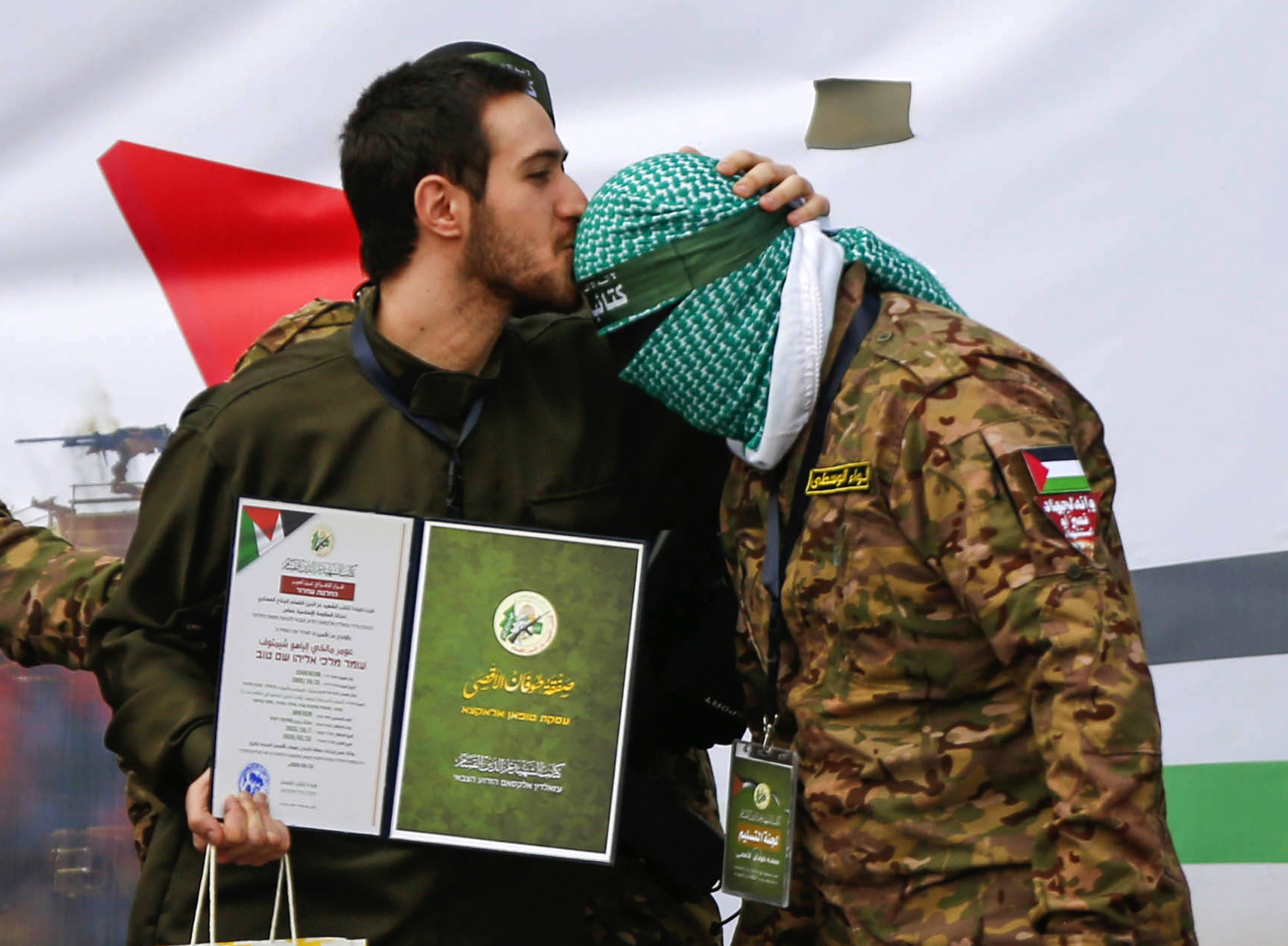 Omer Shem Tov ha besado en la frente a dos de sus captores. En la imagen, el momento en el que besa a uno de ellos.