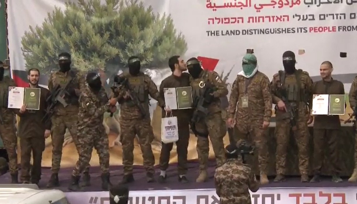 Desde primera hora del sábado los terroristas de Hamás han puesto en marcha toda la parafernalia con la que han escenificado en la Franja de Gaza el séptimo y último intercambio de rehenes de esta primera fase del alto el fuego que se acordó el pasado 19 de enero. La entrega a la Cruz Roja Internacional se ha realizado en dos escenarios. El primero ha sido Rafah, en el sur de la Franja, donde han liberado a dos rehenes, y otro ha sido en Nuseirat, en el centro del enclave.