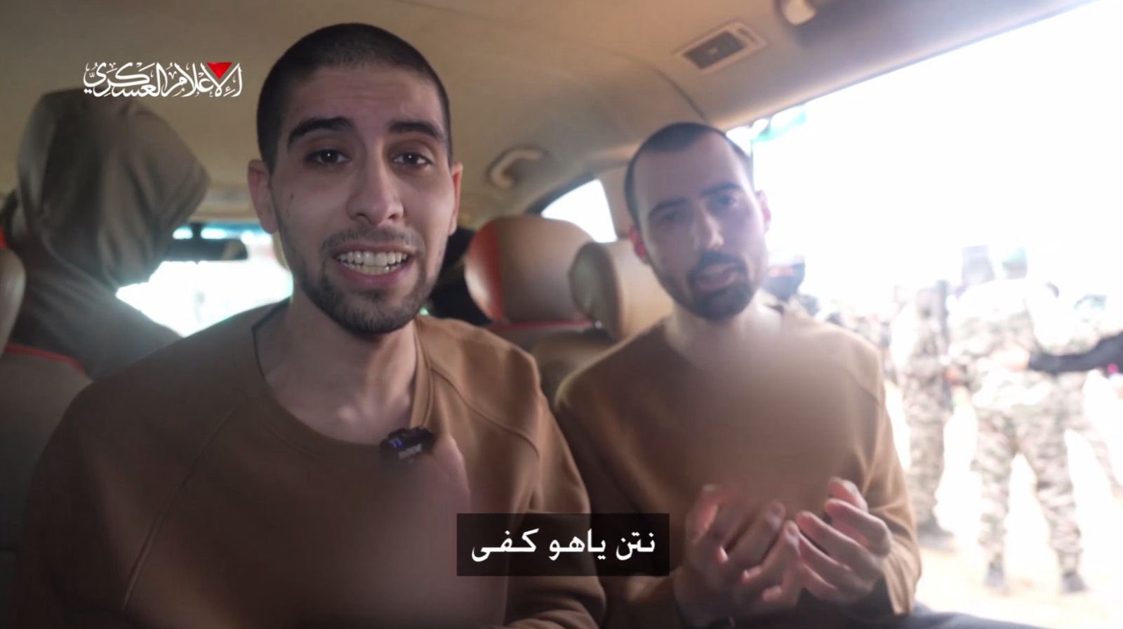 Imagen difundida por Hamás de los rehenes Evyatar David y Guy Gilboa Dalal, obligados a ver la liberación de tres cautivos este sábado en Gaza.