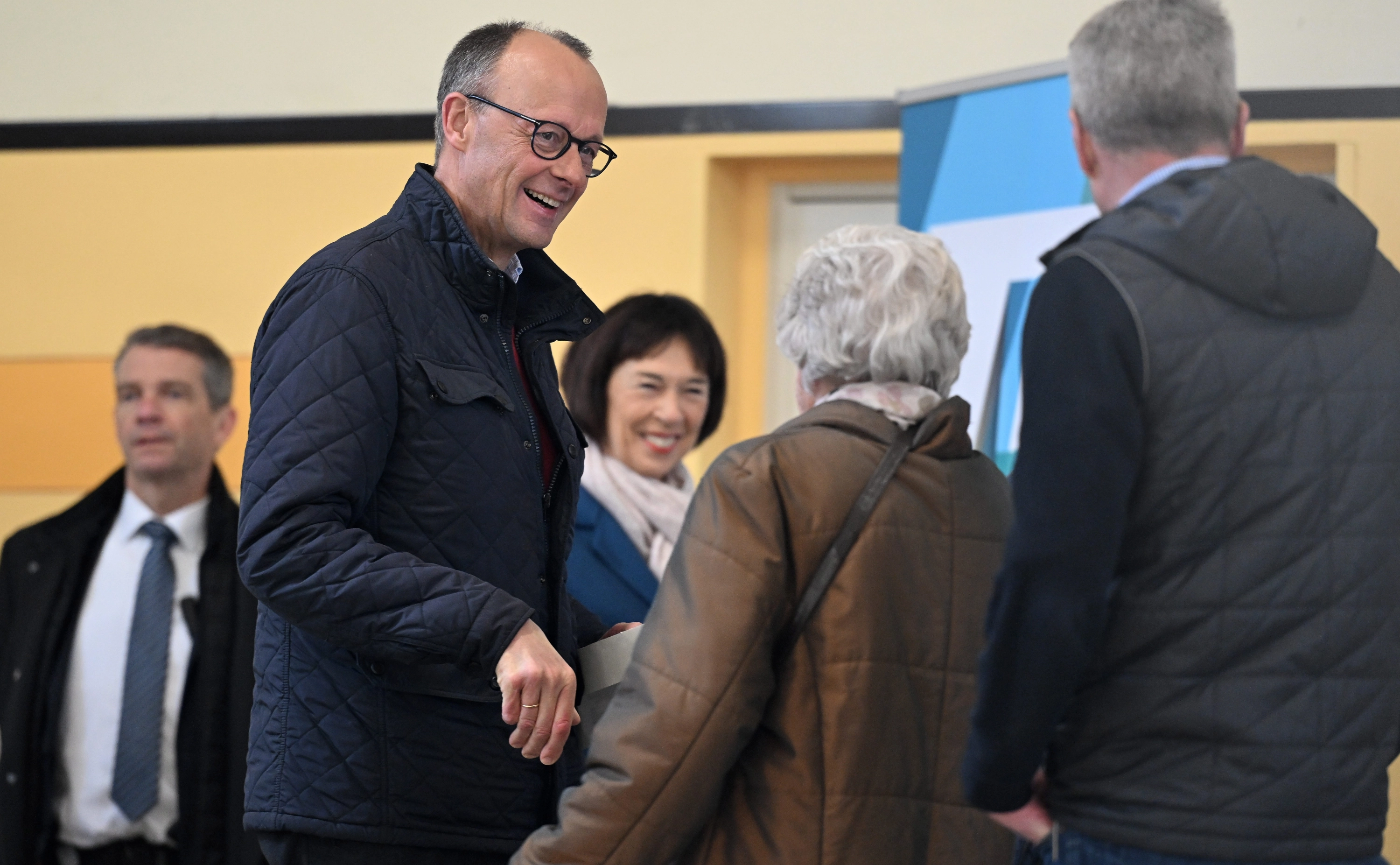 El candidato de la CDU, Friedrich Merz, votando este domingo.