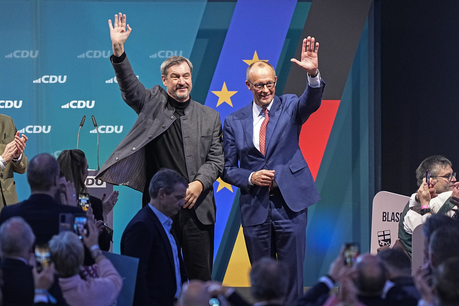 FILE - The top candidate for Chancellor, Friedrich Merz of the Christian Democratic Union (CDU), right, and Bavaria Governor Markus Soeder wave to supporters at a party event in Brilon, Germany, Jan. 19, 2025. (AP Photo/Martin Meissner, File) Associated Press/LaPresse
