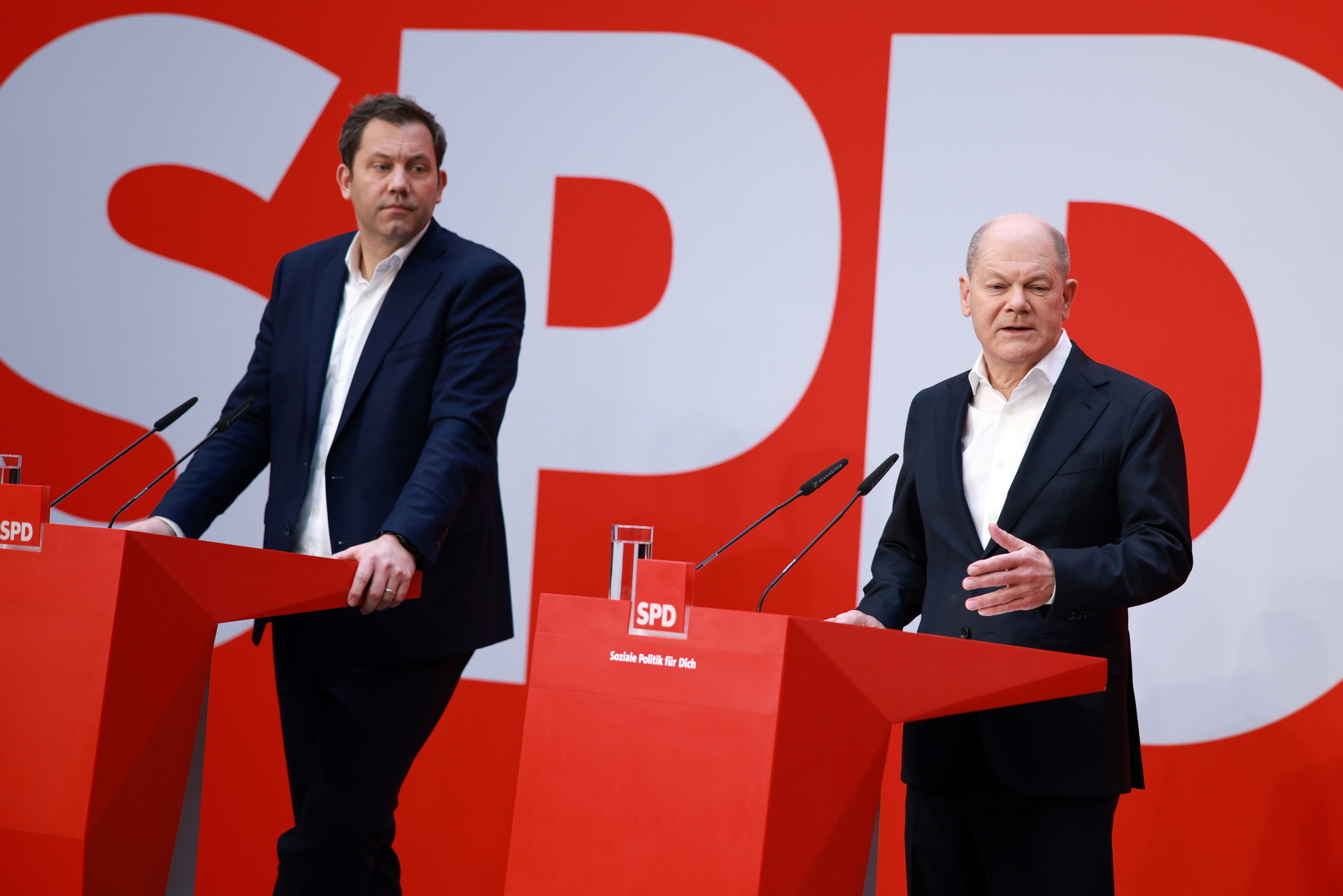 BERLIN (Germany), 24/02/2025.- German Chancellor Olaf Scholz (R) and Social Democratic Party (SPD) co-chairman Lars Klingbeil attend the Social Democratic Party (SPD) press conference at the Social Democrats headquarters 'Willy-Brandt-Haus' in Berlin, Germany, 24 February 2025. Germany held its federal elections on 23 February. (Elecciones, Alemania) EFE/EPA/CLEMENS BILAN