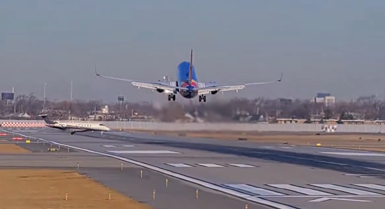 El momento en que un avión de pasajeros casi choca con una avioneta en Chicago.