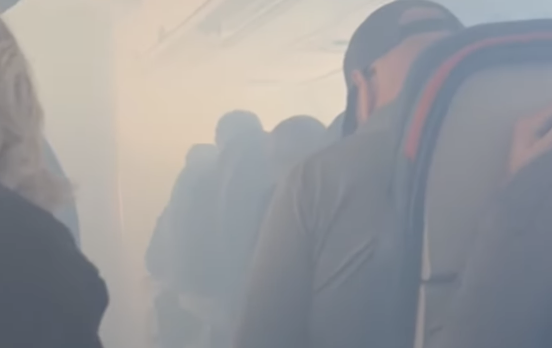 Imagen de la cabina del avión llena de humo.