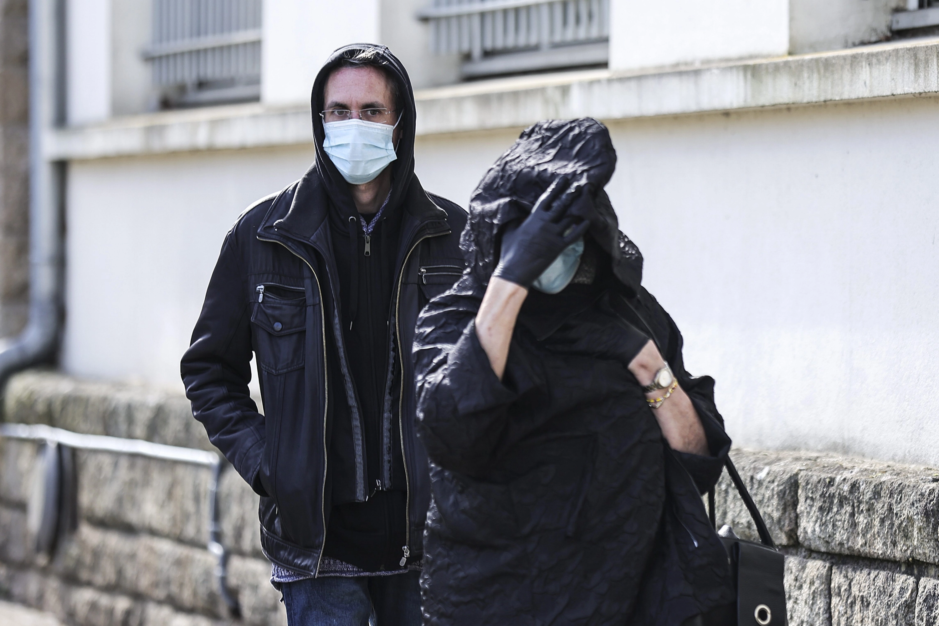 Marie France, exmujer de Joël Le Scouarnec, y uno de sus tres hijos, a su llegada al tribunal penal de Morbihan, en Vannes, Francia.