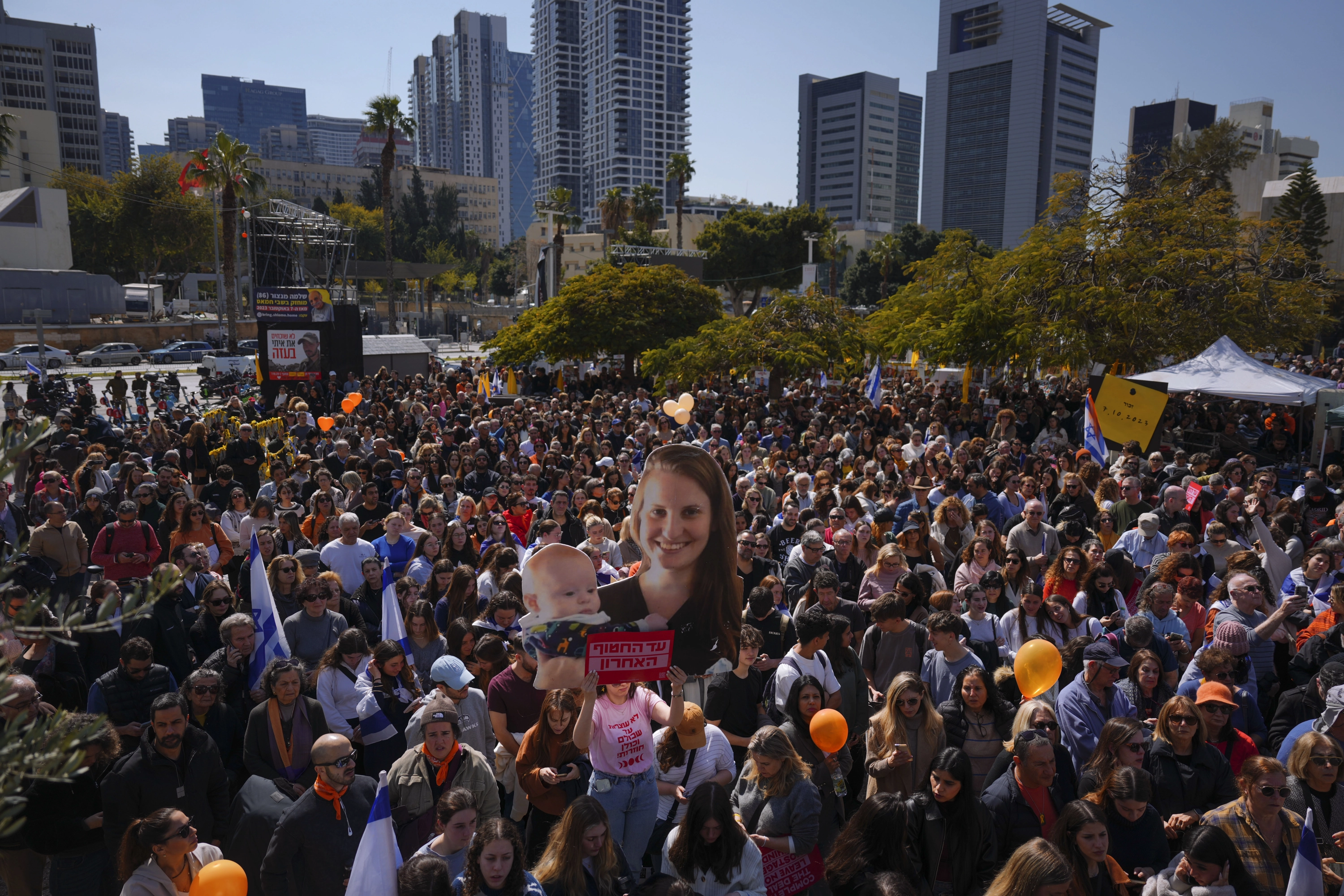 Cientos de personas asisten al funeral de los pequeños y su madre.