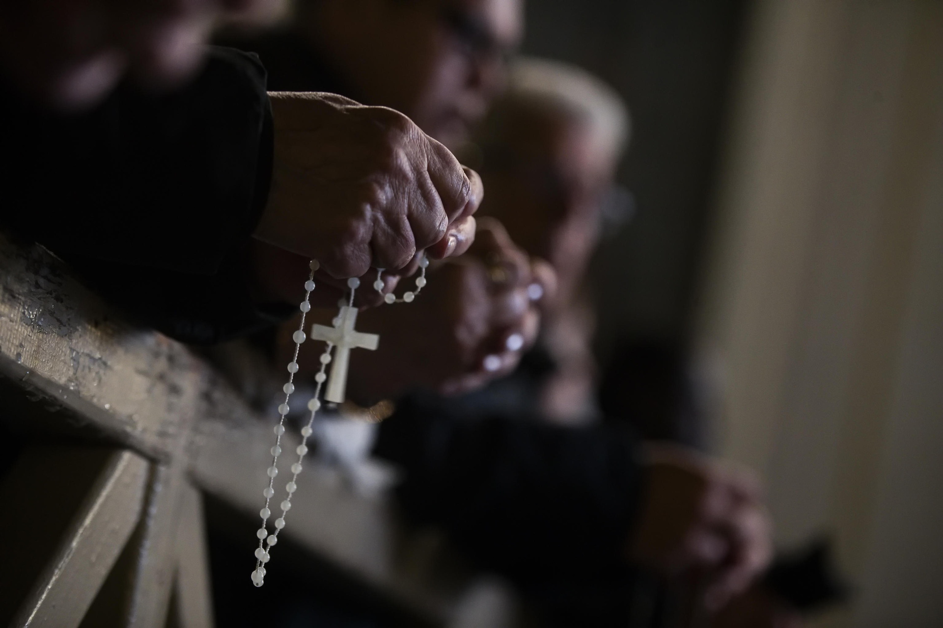 VATICAN CITY (Italy), 25/02/2025.- Faithful attend a Rosary prayer for the health of Pope Francis, who remains hospitalized at the Agostino Gemelli Hospital, in Saint Peter's Square, Vatican City, 25 February 2025. Pope Francis is in critical but stable condition as he battles pneumonia in a Rome hospital, the Vatican said on 25 February. (Papa, Roma) EFE/EPA/ANGELO CARCONI