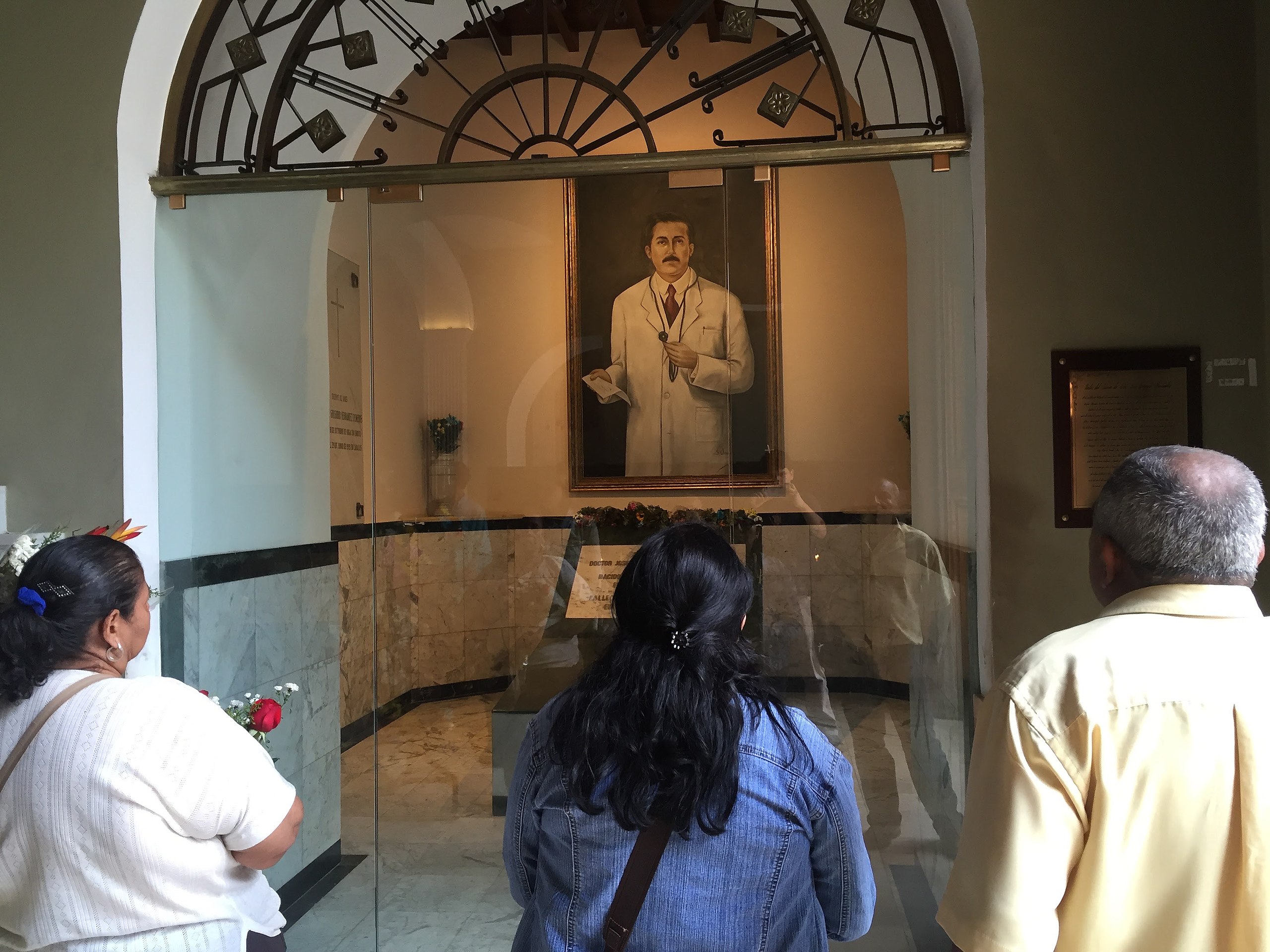 Devotos frente a la anterior tumba de José Gregorio Hernández en la Iglesia Nuestra Señora de la Candelaria (Caracas).