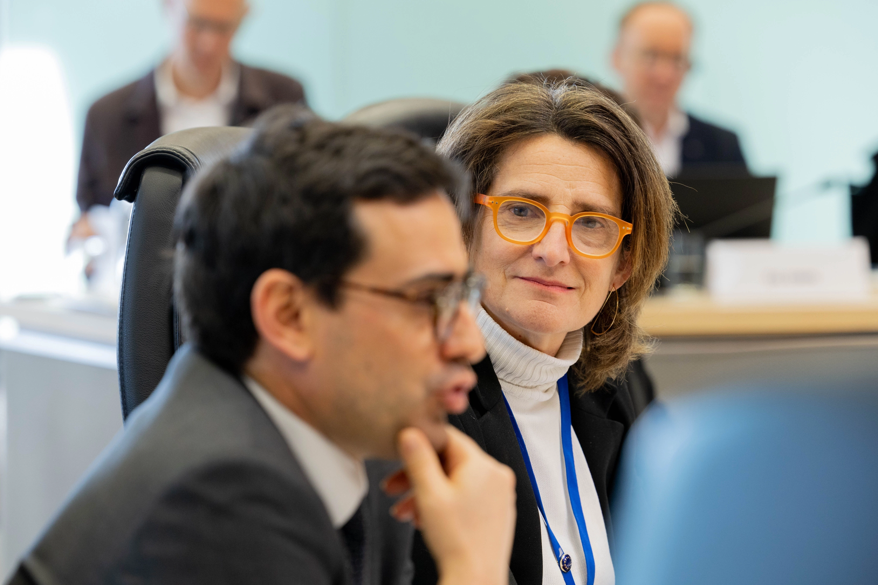 Teresa Ribera y Stéphane Séjourné durante una comparecencia.