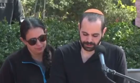 Yarden Bibas, junto a su hermana, en el funeral de su mujer e hijos.