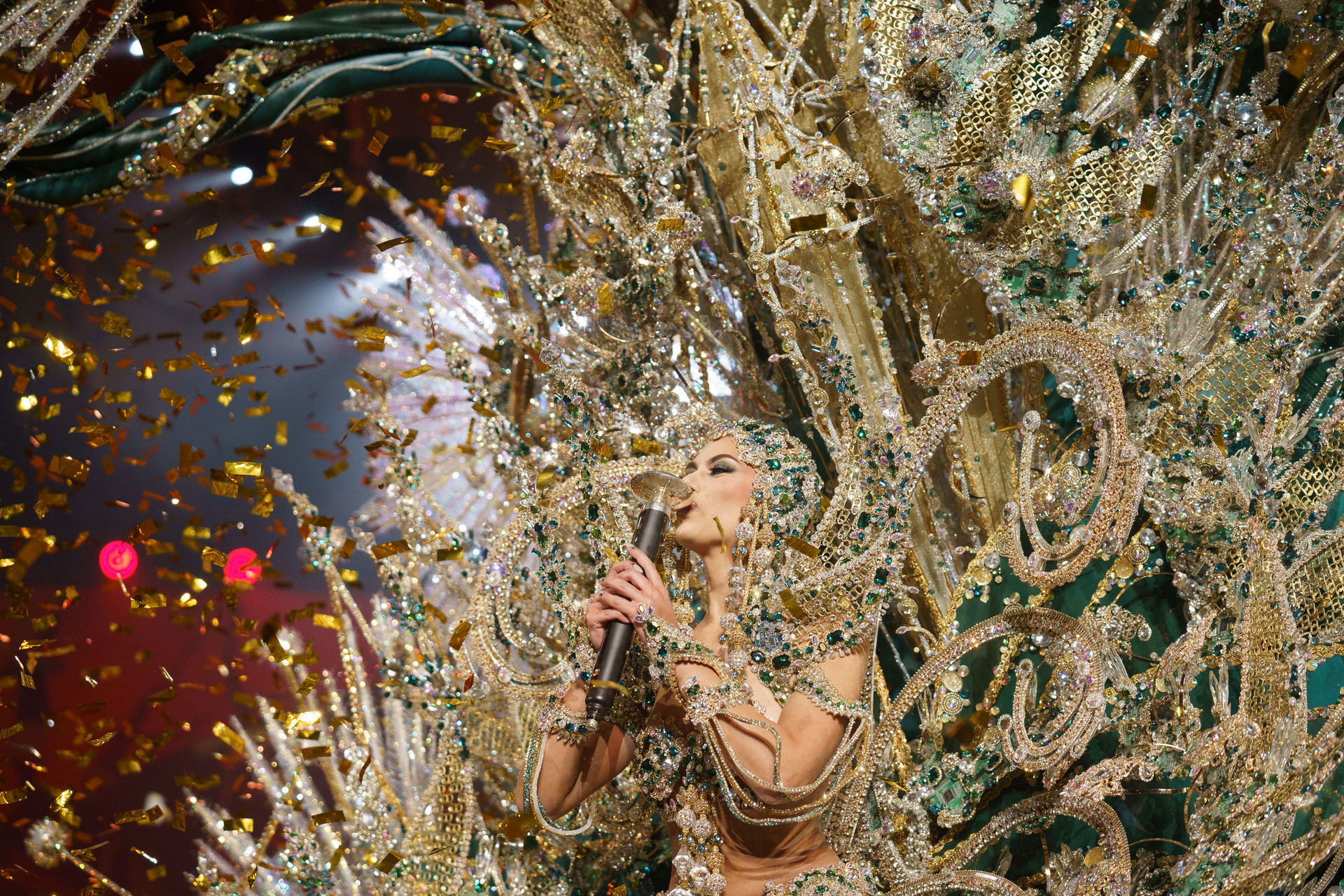GRAFCAN3914. SANTA CRUZ DE TENERIFE, 27/02/2025.- La candidata Elizabeth Ledesma Laker con la fantasía "Conexión", diseñada por Alexis Santana, se ha proclamado Reina del Carnaval de Santa Cruz de Tenerife 2025 durante gala la celebrada este miércoles en el Recinto Ferial de la capital tinerfeña. EFE/Ramón de la Rocha