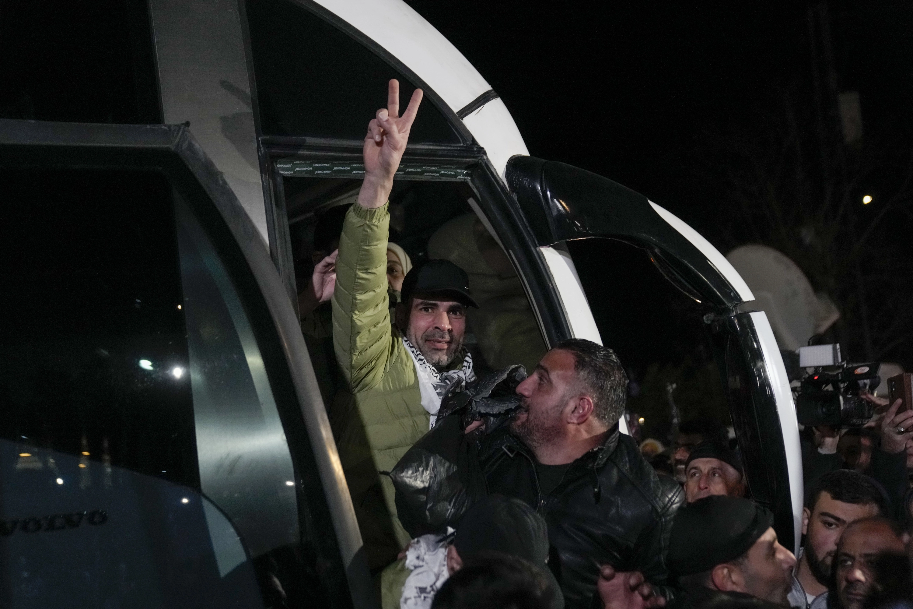 Presos palestinos son saludados tras ser liberados de una prisión israelí tras un acuerdo de alto el fuego entre Israel y Hamás, en la ciudad cisjordana de Ramala, el jueves 27 de febrero de 2025.