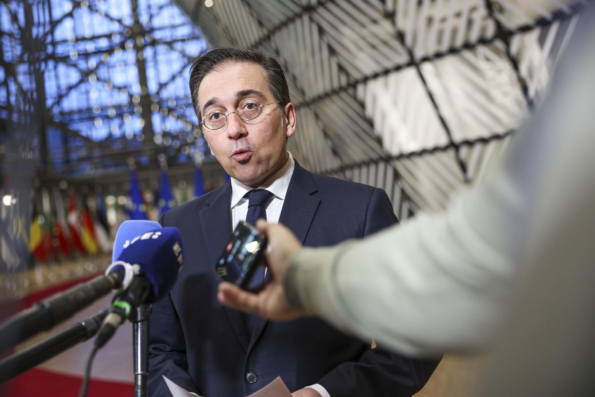 El ministro de Exteriores, José Manuel Albares, atiende a los medios antes de participar en el Consejo Europeo el pasado lunes en Bruselas.