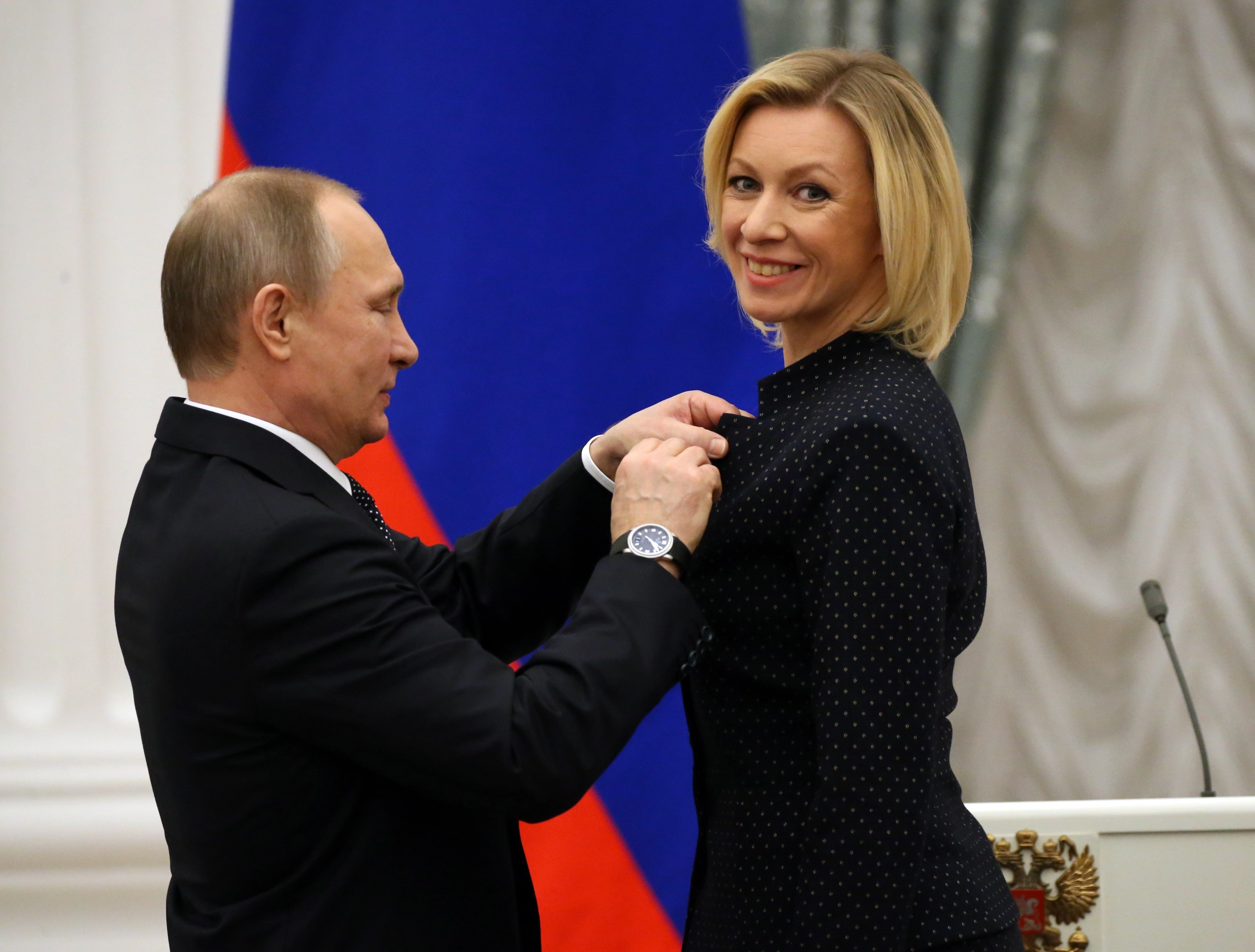 El presidente ruso, Vladimir Putin, entrega la Orden de la Amistad a la portavoz del Ministerio de Asuntos Exteriores, Maria Zajarova, durante una ceremonia en el Kremlin, en una imagen de 2017.