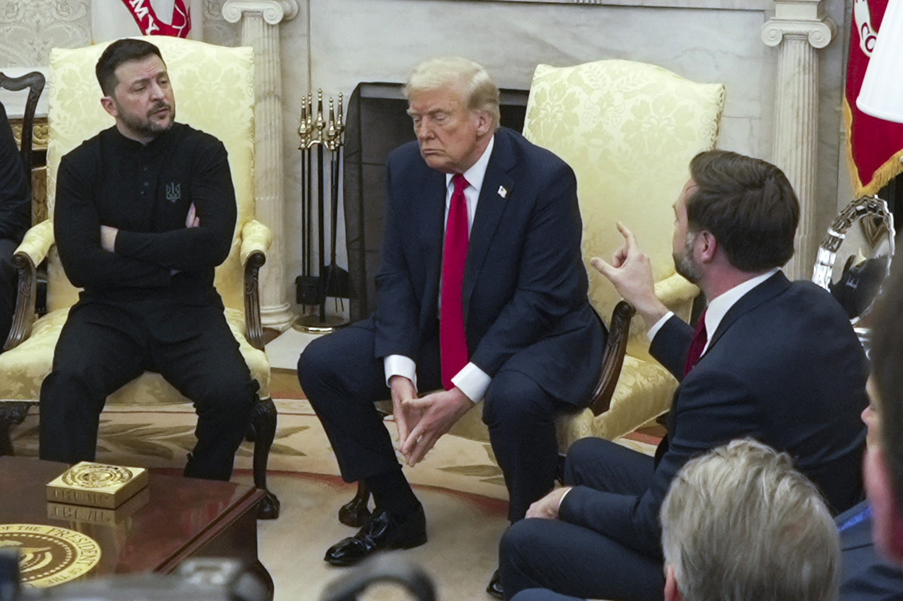 El presidente ucraniano, Volodimir Zelenski, siendo reprobado por el presidente de EE UU, Donald Trump, y el vicepresidente de EE UU, J.D. Vance, en la Casa Blanca.
