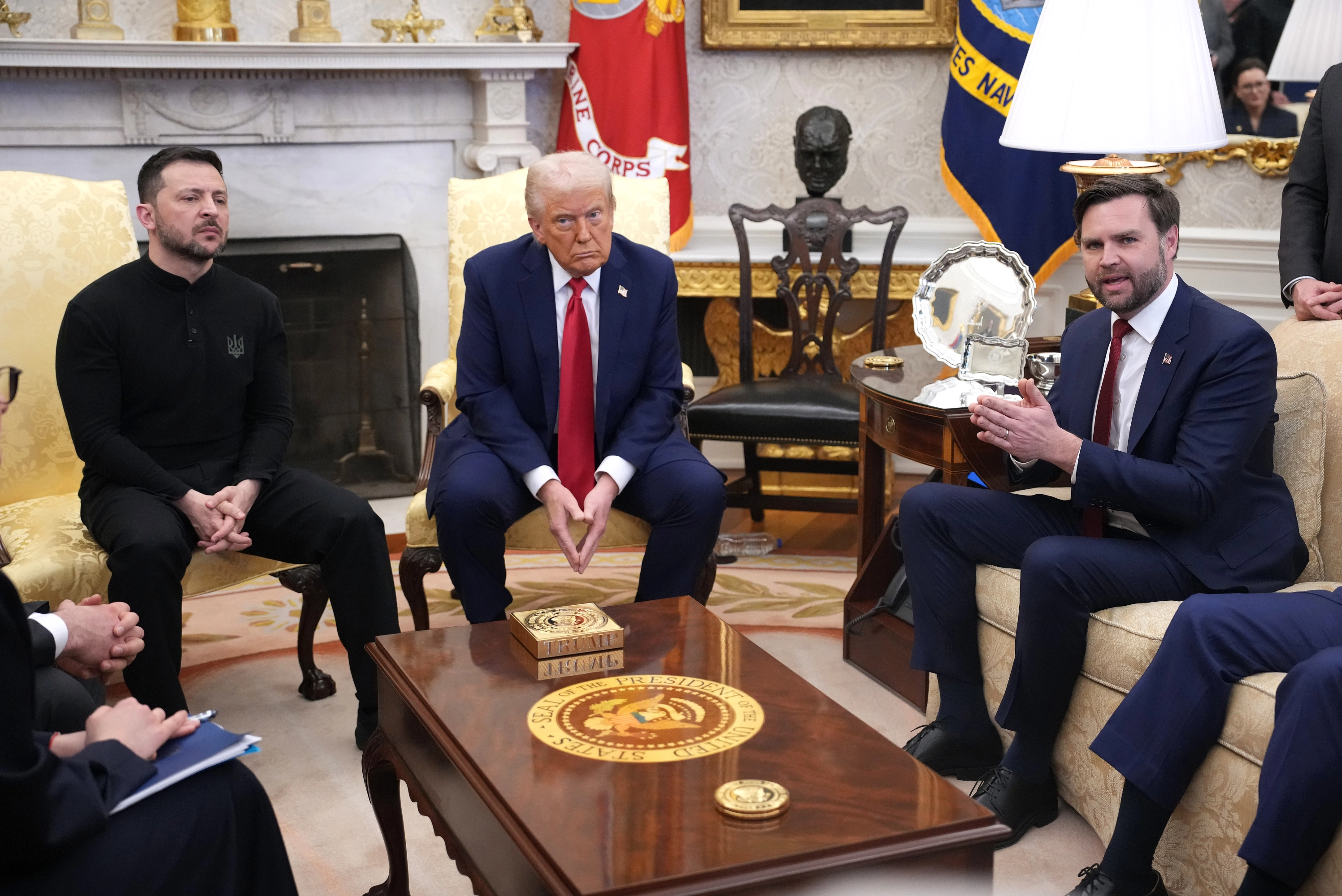 Los vídeos que muestran a Zelenski murmurar una palabrota en plena bronca de JD Vance en el Despacho Oval.