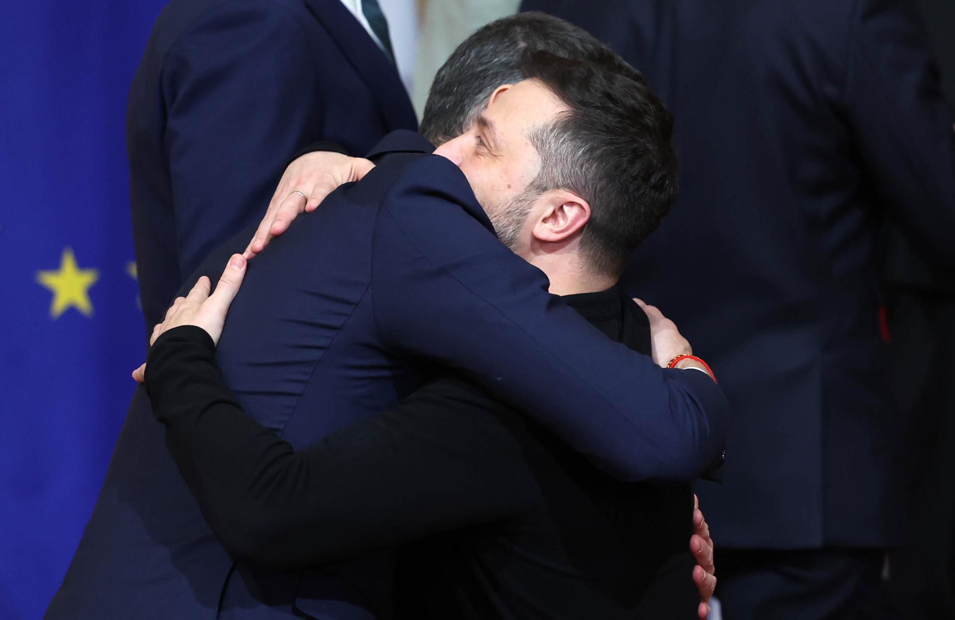 El presidente español, Pedro Sánchez y el presidente ucraniano, Volodímir Zelenski, se funden en un abrazo.