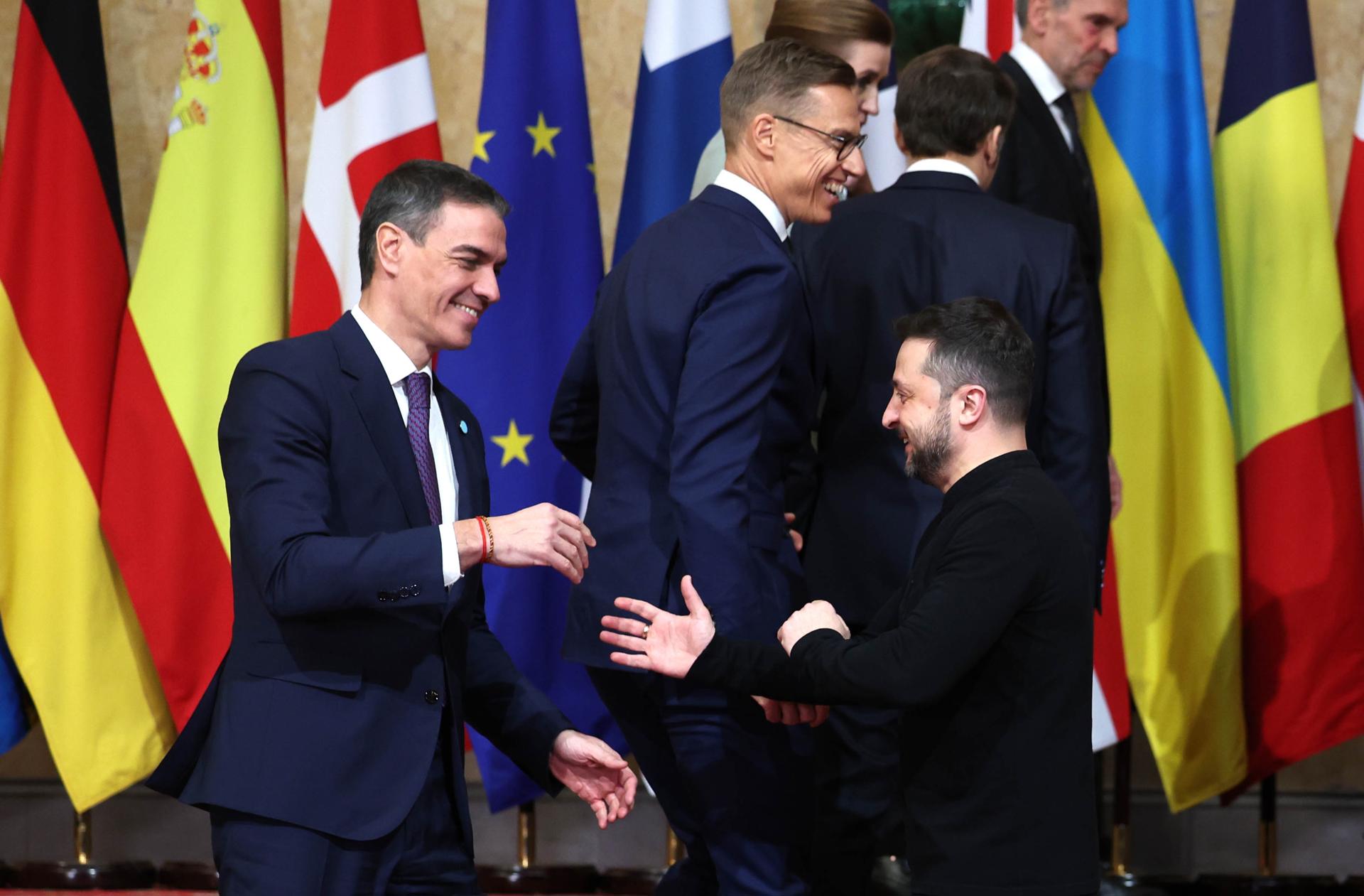 El presidente español, Pedro Sánchez y el presidente ucraniano, Volodímir Zelenski, se saludan en la cumbre de Londres.