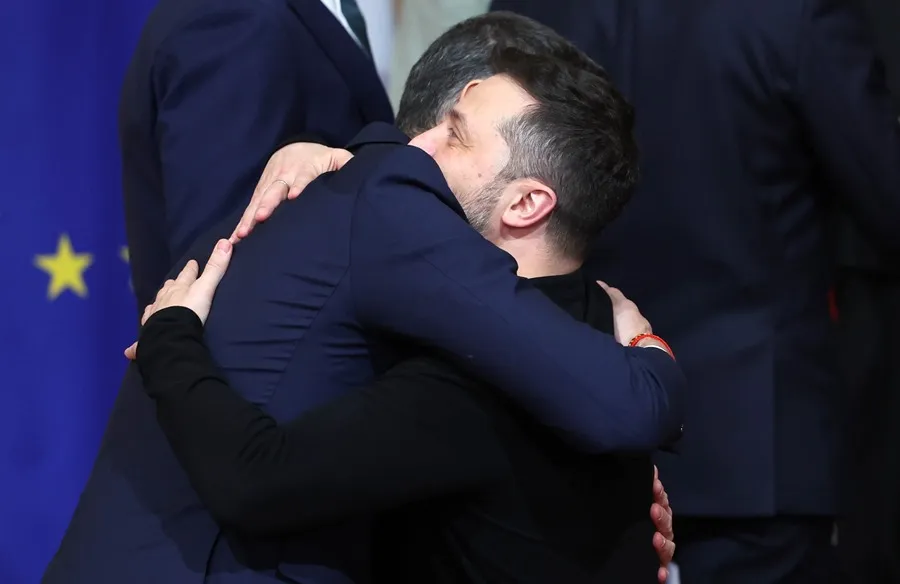 Sánchez abraza a Zelenski en Londres.