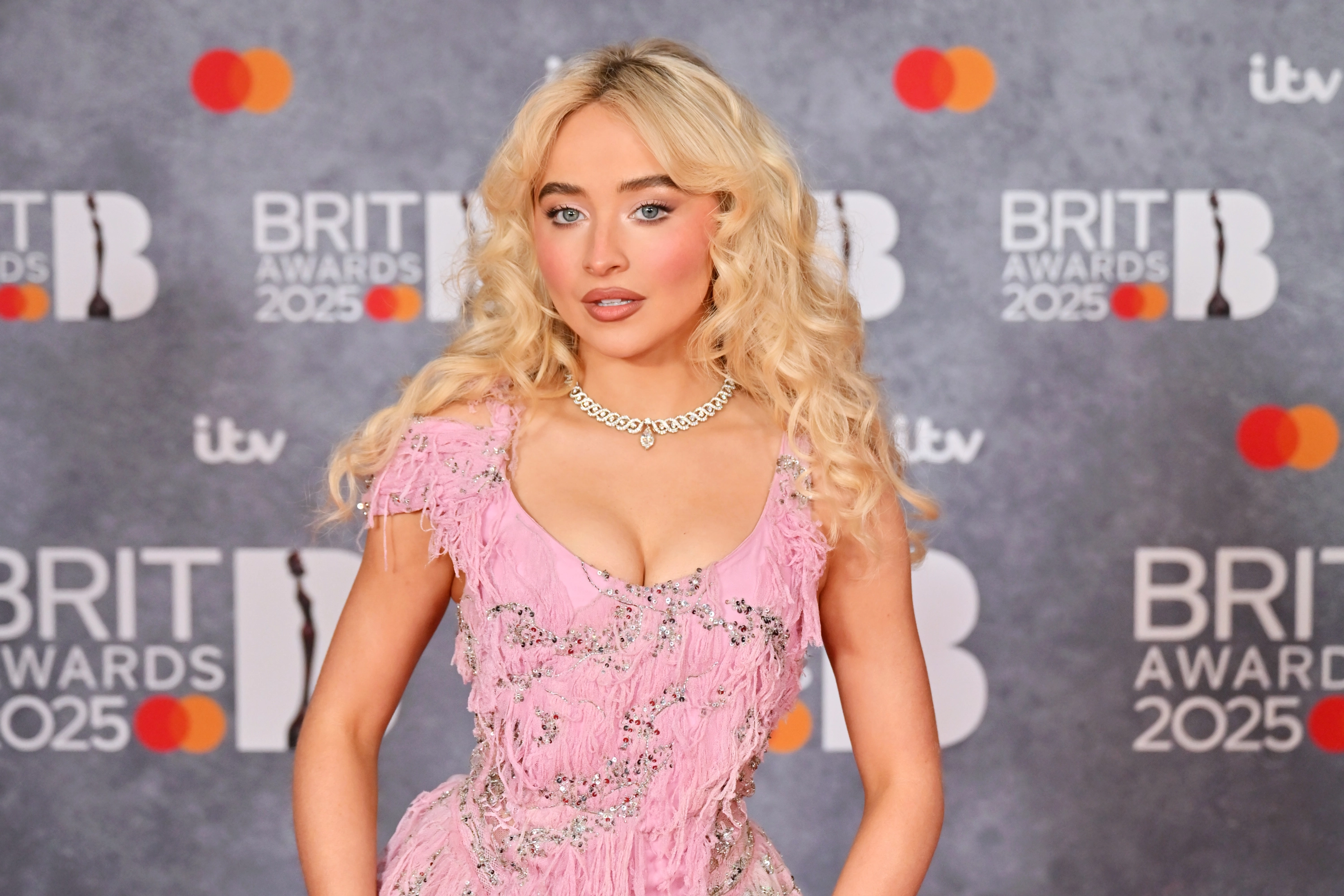 Sabrina Carpenter en los Premios Brit 2025