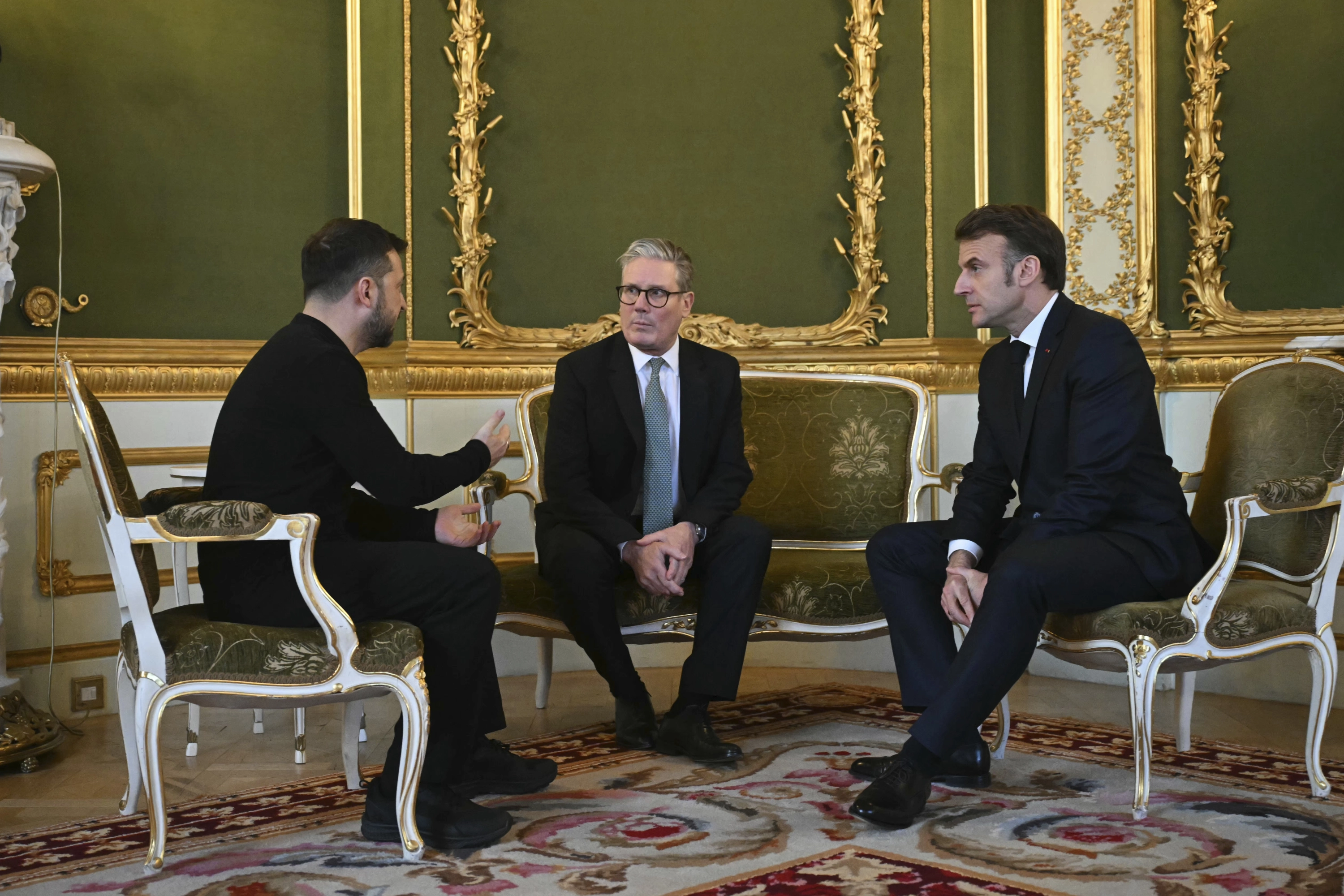 De izquierda a derecha, el presidente ucraniano, Volodimir Zelenski, el primer ministro británico, Keir Starmer, y el presidente francés, Emmanuel Macron.
