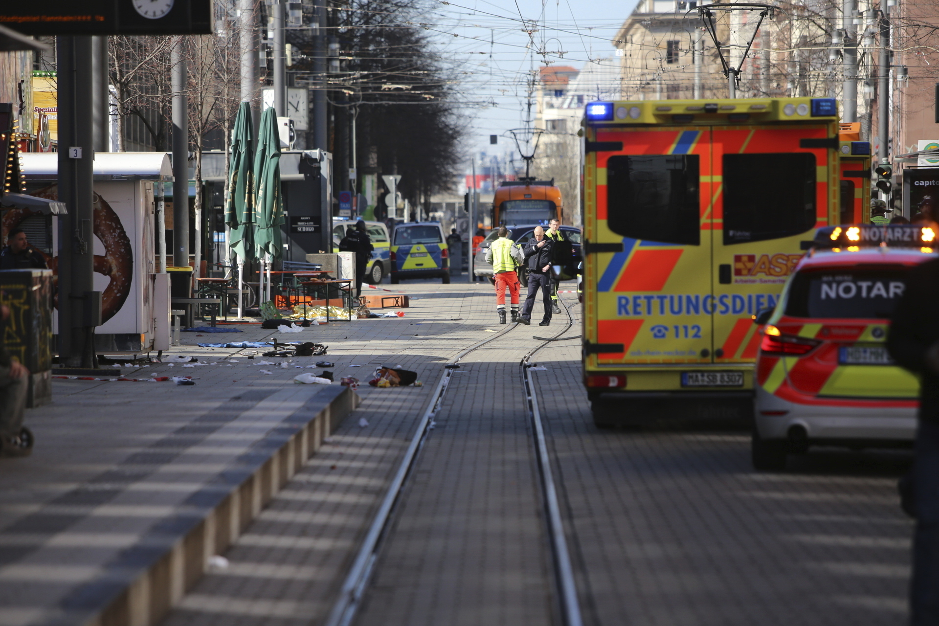 Un coche ha embestido este lunes a una multitud en la ciudad alemana de Mannheim, cerca de la Galeria Kaufhof, y ha dejado al menos dos muertos y 25 heridos, más de una decena de gravedad.