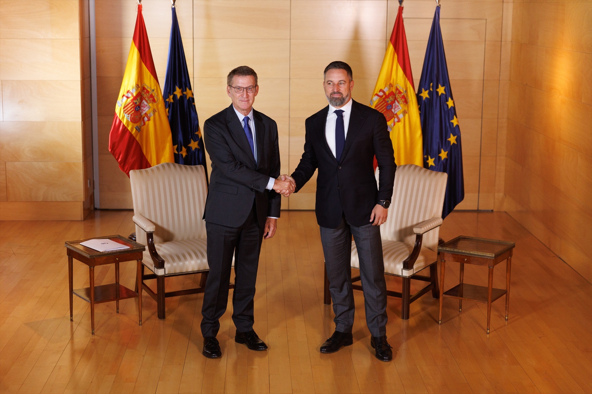 El líder del PP, Alberto Núñez Feijóo, y el de Vox, Santiago Abascal, en una reunión en el Congreso de los Diputados.
