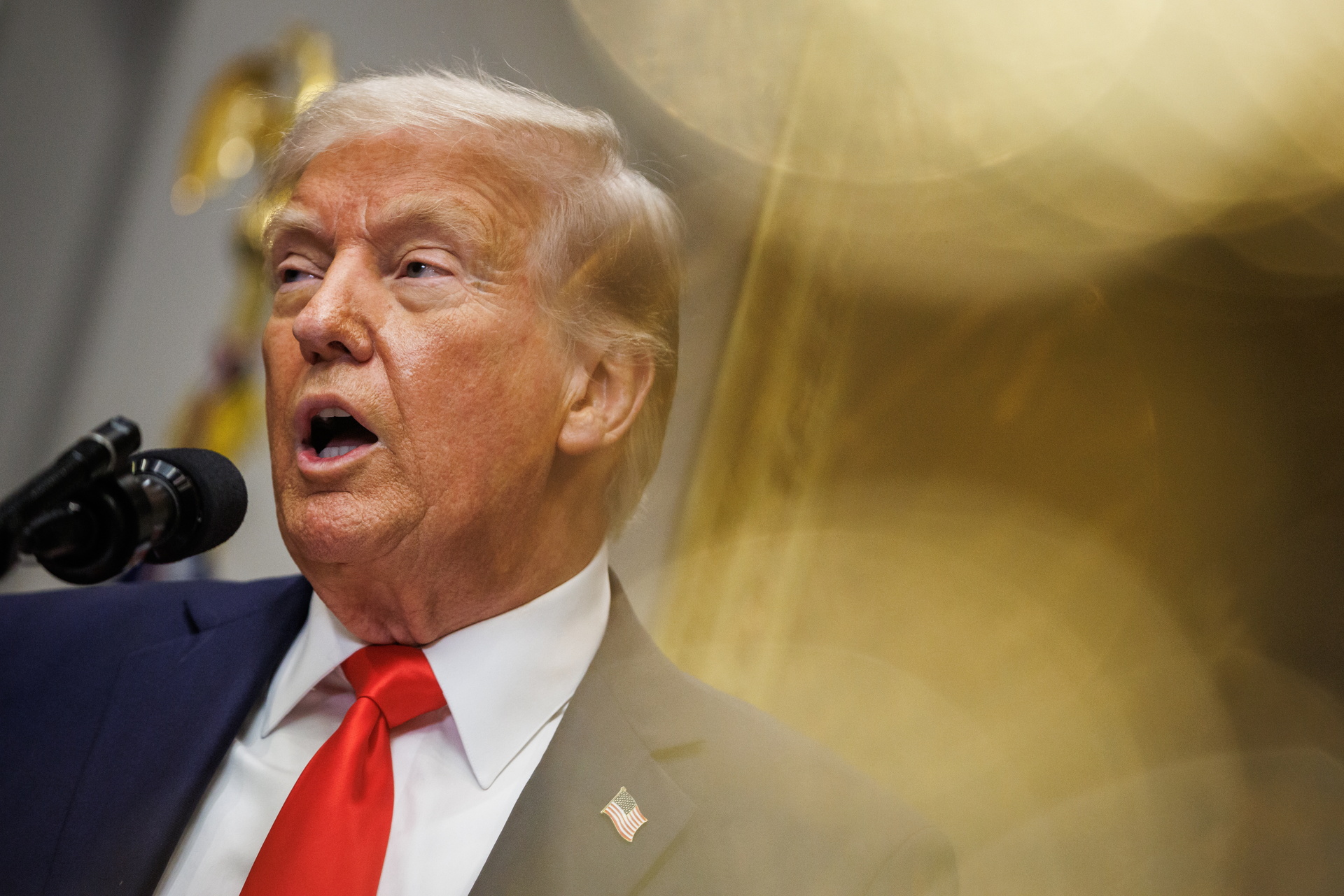 Washington (United States), 03/03/2025.- US President Donald Trump announces a $100 billion U.S. investment by Taiwan Semiconductor Manufacturing Company (TSMC) in the Roosevelt Room of the White House, in Washington, DC, USA, on 03 March 2025 TSMC is the leading manufacturer of high end semiconductor chips in the world. EFE/EPA/Samuel Corum / POOL