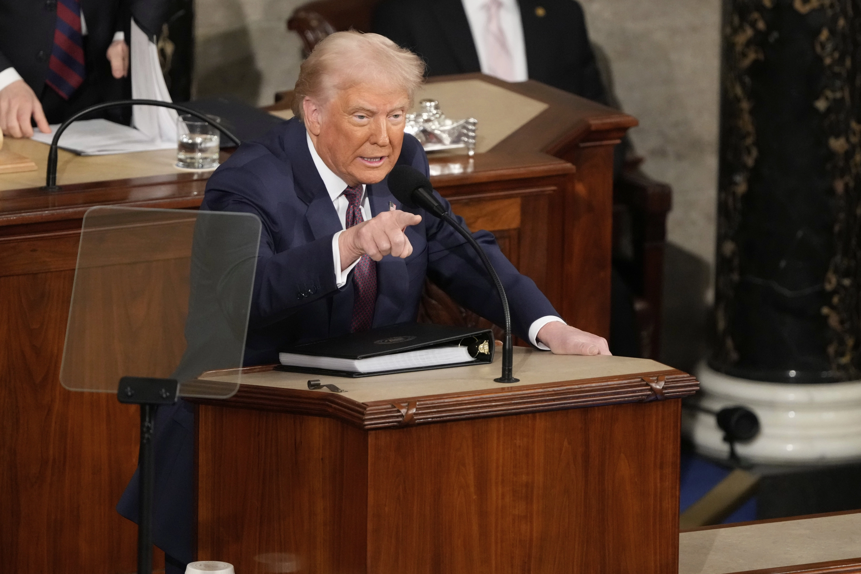 El presidente Donald Trump gesticula mientras se dirige a una sesión conjunta del Congreso en el Capitolio en Washington, el martes 4 de marzo de 2025.