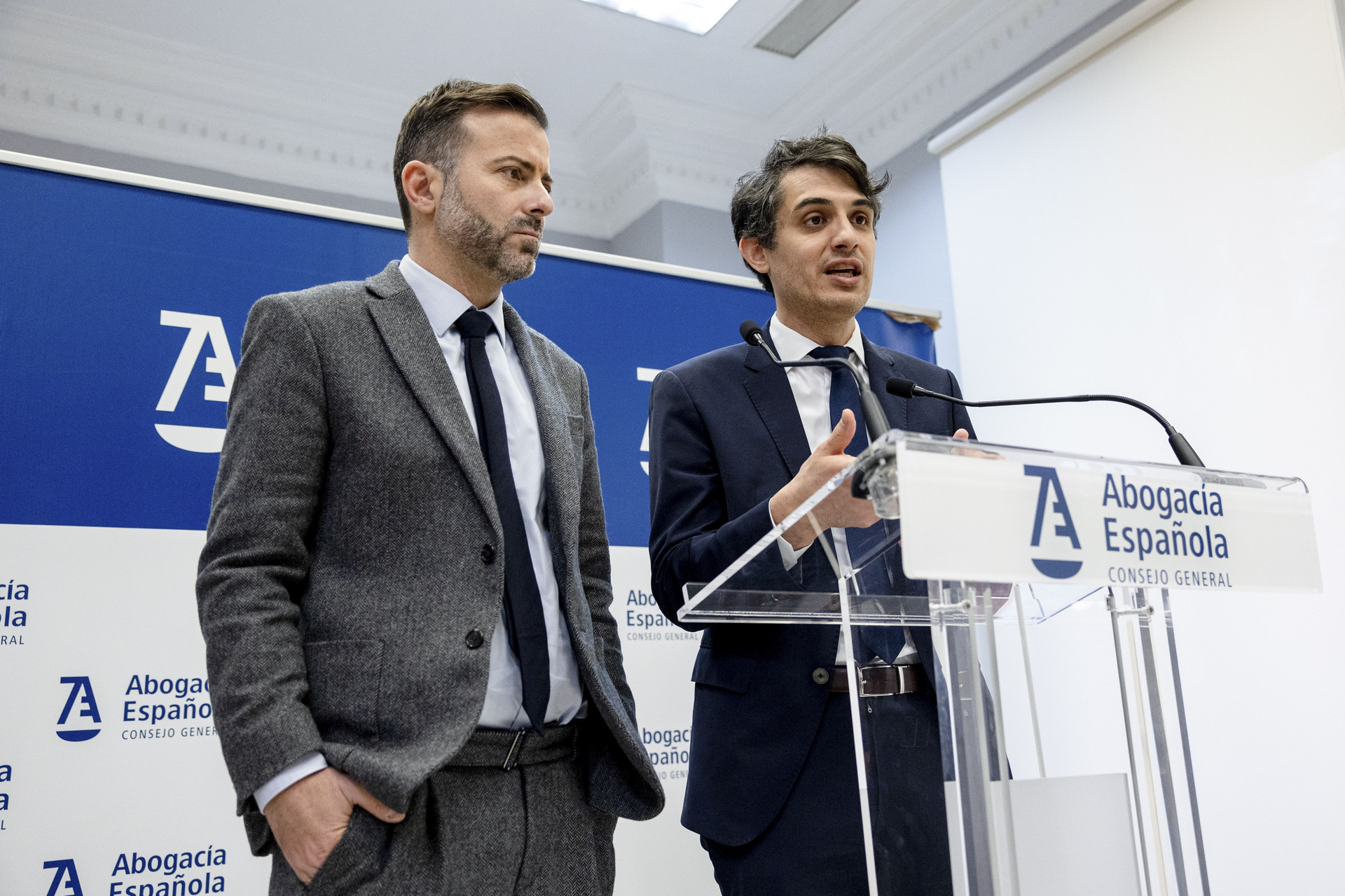 MADRID, 05/03/2025.- Los abogados de Gisèle Pelicot, Stéphane Babonneau (d) y Antoine Camus, durante la rueda de prensa que han ofrecido con motivo de la entrega de los V Premios Igualdad de la Abogacía, que les ha galardonado con el premio en la categoría internacional. Estos galardones, concedidos por el Consejo General de la Abogacía Española reconocen a quienes desde la abogacía trabajan a favor de la igualdad de género. EFE/ Daniel Gonzalez