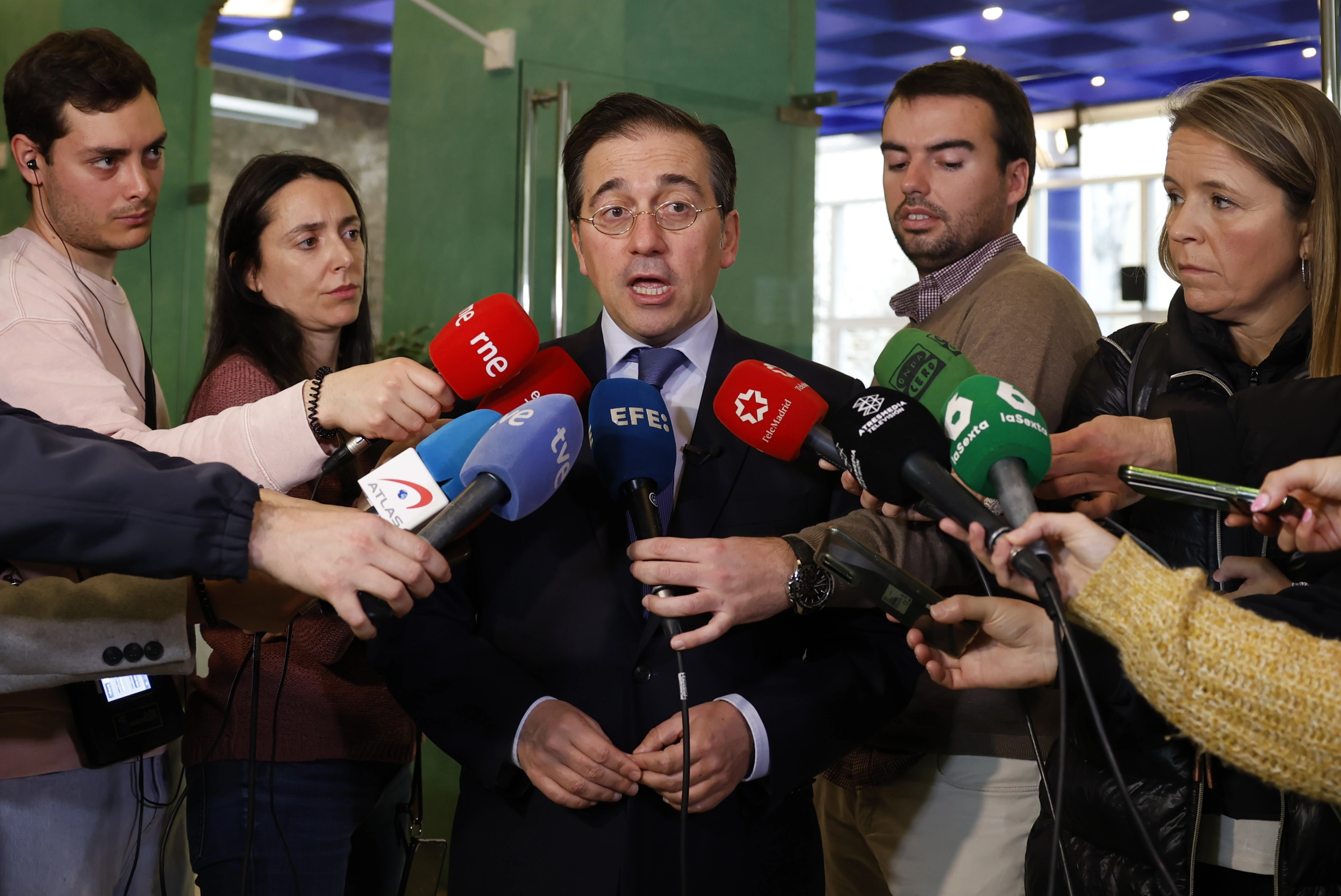 El ministro de Asuntos Exteriores, UE y Cooperación, José Manuel Albares, atiende a los medios antes de participar en el encuentro 'Mujeres, paz y democracia'.