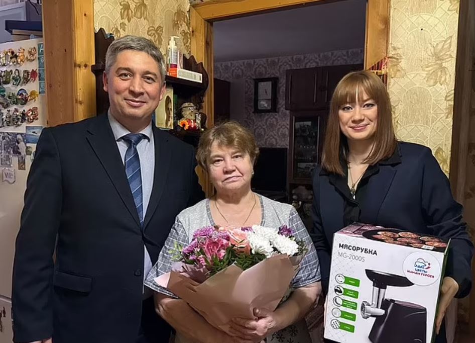 Críticas a Putin por regalar picadoras de carne a las madres de los soldados muertos en el frente de Ucrania.