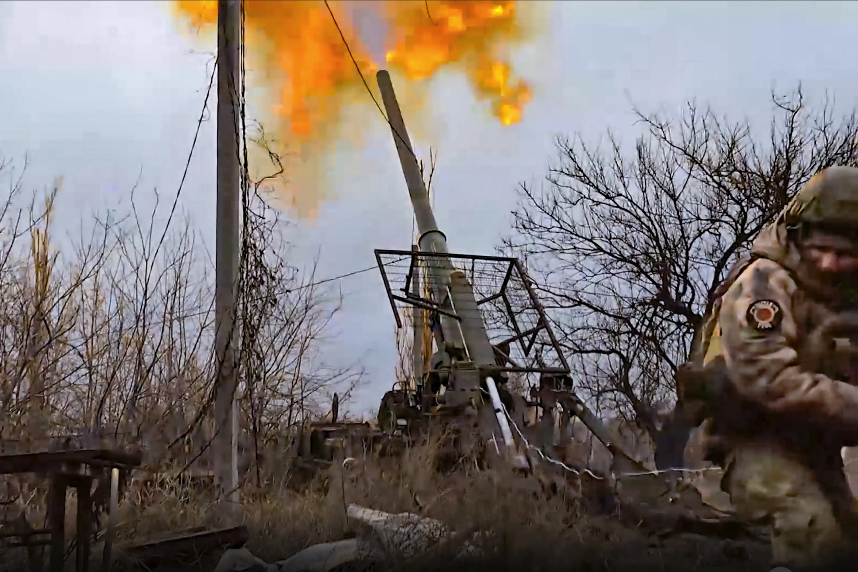 Un soldado ruso dispara un cañón autopropulsado 'Malka' hacia posiciones ucranianas en un lugar no revelado en Ucrania.