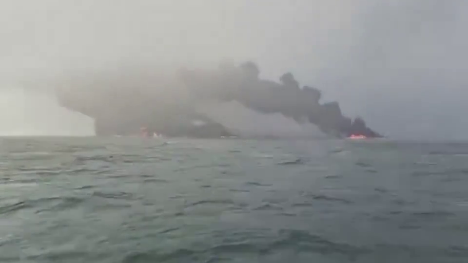 Columnas de humo saliendo de los buques incendiados.