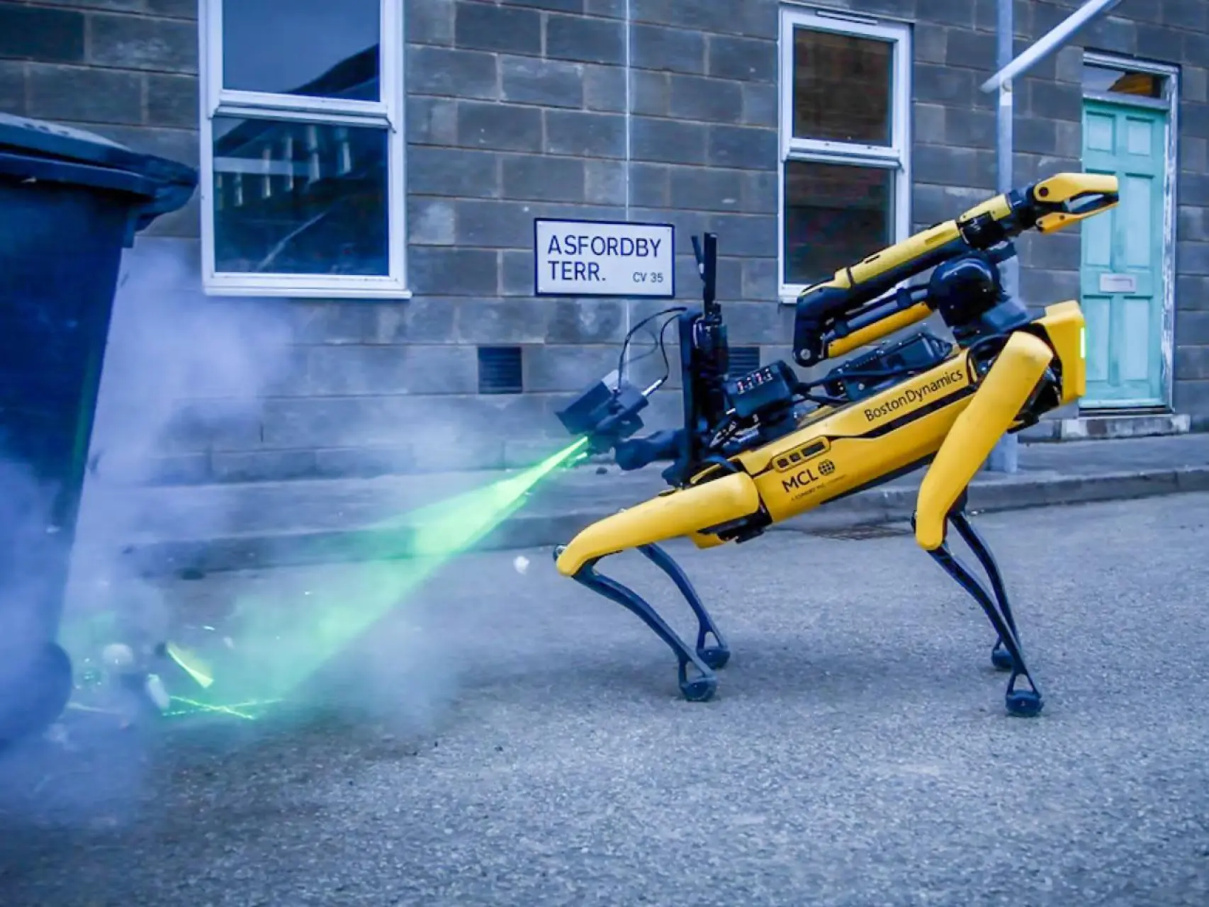El perro robot de Boston Dynamics desactivando una bomba.