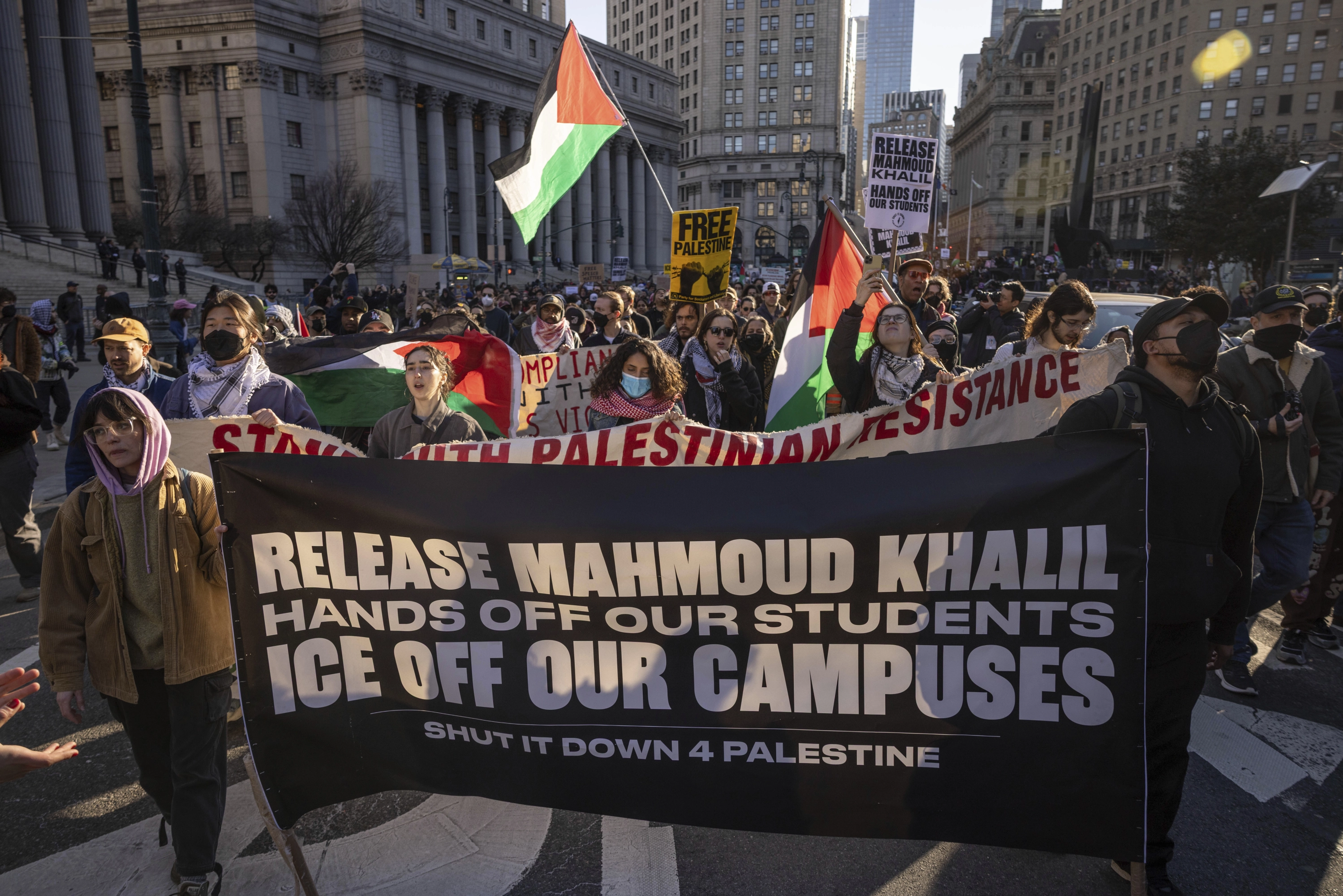 Manifestantes marchan durante una manifestación en apoyo del activista palestino Mahmoud Khalil, el lunes 10 de marzo de 2025, en Nueva York.